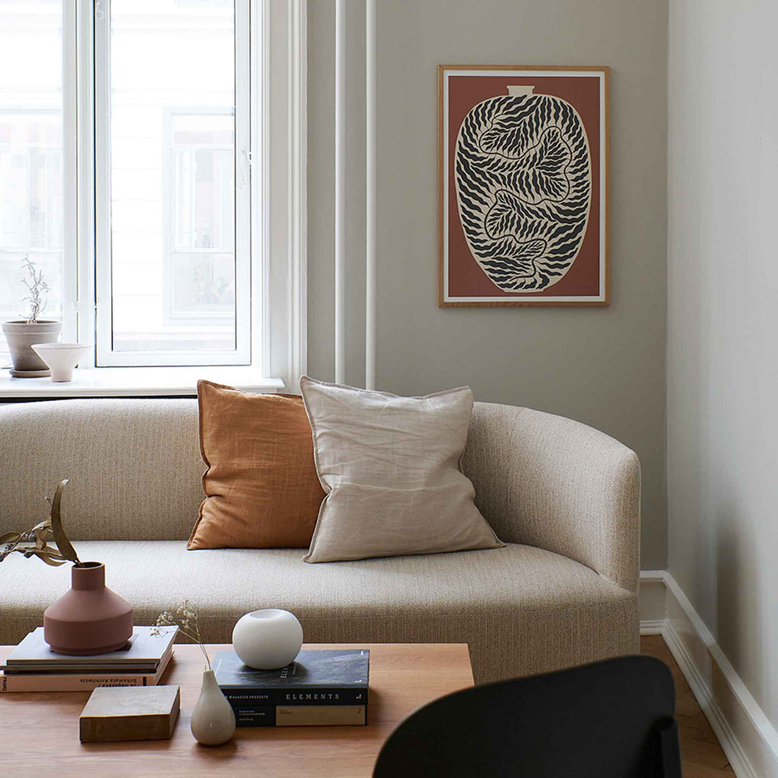 The Poster Club（ポスタークラブ）は、デンマーク・コペンハーゲンを拠点とするオンラインショップで、北欧デザインの高品質なポスターやアートプリントを専門に取り扱っています。新進気鋭の若手アーティストから世界的に活躍する作家まで、多彩なラインナップが魅力。北欧のライフスタイル、ファッション、インテリアデザインのトレンドを取り入れたミニマルで洗練された作品は、シンプルで上質な空間に自然と溶け込みます。ナチュラルインテリアや韓国風の部屋づくり、和モダンテイストにも調和し、アートを取り入れた暮らしを提案。世界中のインテリア雑誌やデザインメディアにも多数掲載されており、感度の高いユーザーからも厚い信頼を集めています。The Poster Clubは、アートプリントを通して日常に美とインスピレーションを届ける、北欧インテリア好きにおすすめのブランドです。