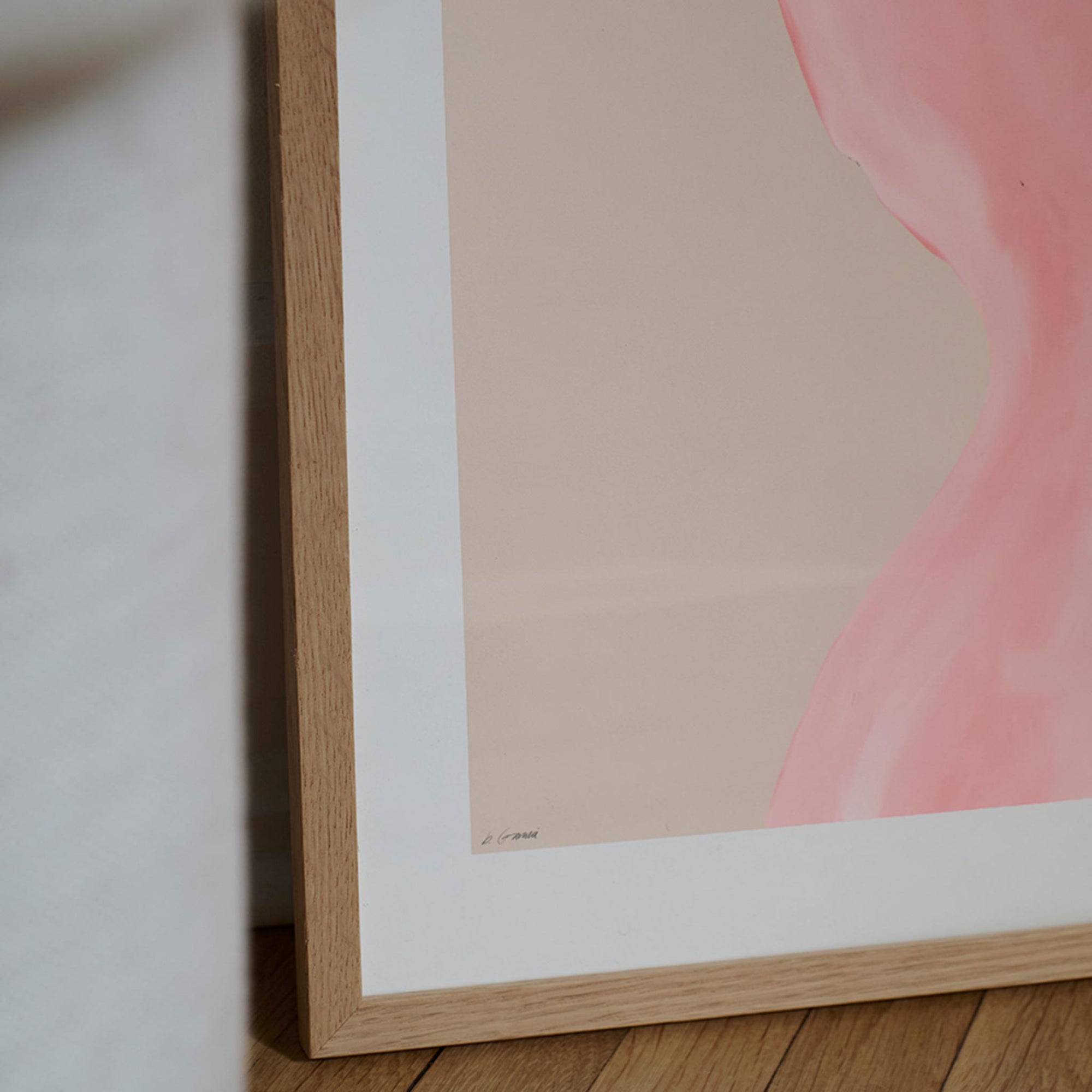 The Poster Club（ポスタークラブ）は、デンマーク・コペンハーゲンを拠点とするオンラインショップで、北欧デザインの高品質なポスターやアートプリントを専門に取り扱っています。新進気鋭の若手アーティストから世界的に活躍する作家まで、多彩なラインナップが魅力。北欧のライフスタイル、ファッション、インテリアデザインのトレンドを取り入れたミニマルで洗練された作品は、シンプルで上質な空間に自然と溶け込みます。ナチュラルインテリアや韓国風の部屋づくり、和モダンテイストにも調和し、アートを取り入れた暮らしを提案。世界中のインテリア雑誌やデザインメディアにも多数掲載されており、感度の高いユーザーからも厚い信頼を集めています。The Poster Clubは、アートプリントを通して日常に美とインスピレーションを届ける、北欧インテリア好きにおすすめのブランドです。