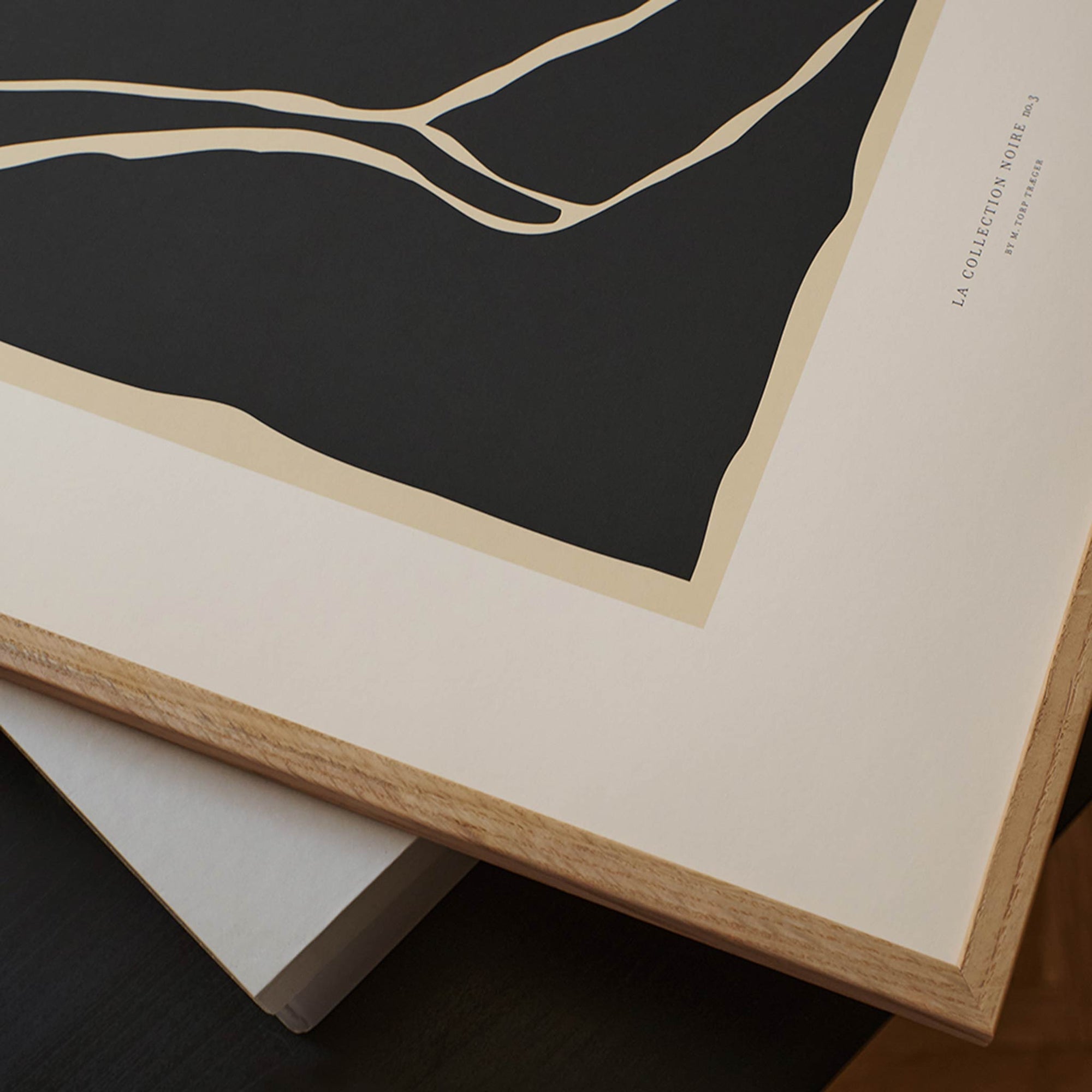 The Poster Club（ポスタークラブ）は、デンマーク・コペンハーゲンを拠点とするオンラインショップで、北欧デザインの高品質なポスターやアートプリントを専門に取り扱っています。新進気鋭の若手アーティストから世界的に活躍する作家まで、多彩なラインナップが魅力。北欧のライフスタイル、ファッション、インテリアデザインのトレンドを取り入れたミニマルで洗練された作品は、シンプルで上質な空間に自然と溶け込みます。ナチュラルインテリアや韓国風の部屋づくり、和モダンテイストにも調和し、アートを取り入れた暮らしを提案。世界中のインテリア雑誌やデザインメディアにも多数掲載されており、感度の高いユーザーからも厚い信頼を集めています。The Poster Clubは、アートプリントを通して日常に美とインスピレーションを届ける、北欧インテリア好きにおすすめのブランドです。