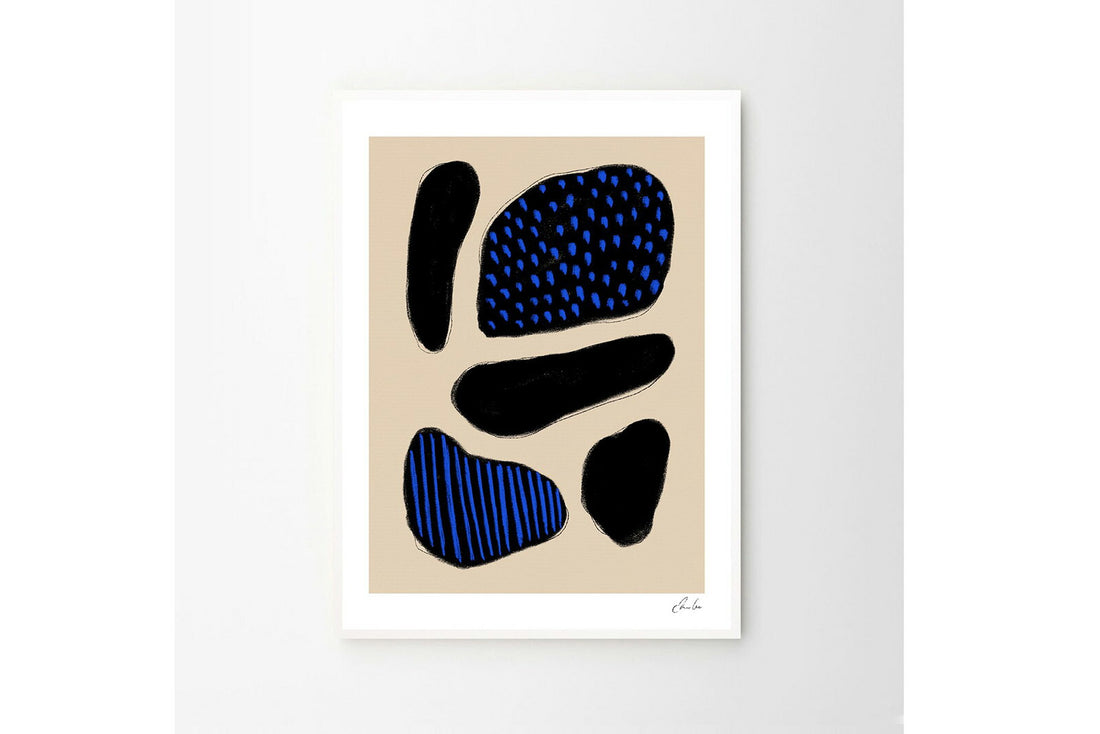 THEPOSTERCLUBは、コペンハーゲンを拠点とするオンラインストアで、主に厳選されたアートポスターを販売しています。主にスカンジナビアのライフスタイル、ファッション、インテリアデザイントレンドからインスピレーションを受け、モノクロから抽象画、エッジの利いた写真アートまで、多くのアーティストの作品を取り扱っています。また、無名有名問わず多くのデザイナーとのコラボレーションを積極的に行い、多くの作品を独占的に販売しているのも特徴的です。