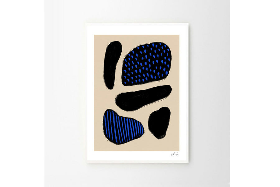 THEPOSTERCLUBは、コペンハーゲンを拠点とするオンラインストアで、主に厳選されたアートポスターを販売しています。主にスカンジナビアのライフスタイル、ファッション、インテリアデザイントレンドからインスピレーションを受け、モノクロから抽象画、エッジの利いた写真アートまで、多くのアーティストの作品を取り扱っています。また、無名有名問わず多くのデザイナーとのコラボレーションを積極的に行い、多くの作品を独占的に販売しているのも特徴的です。