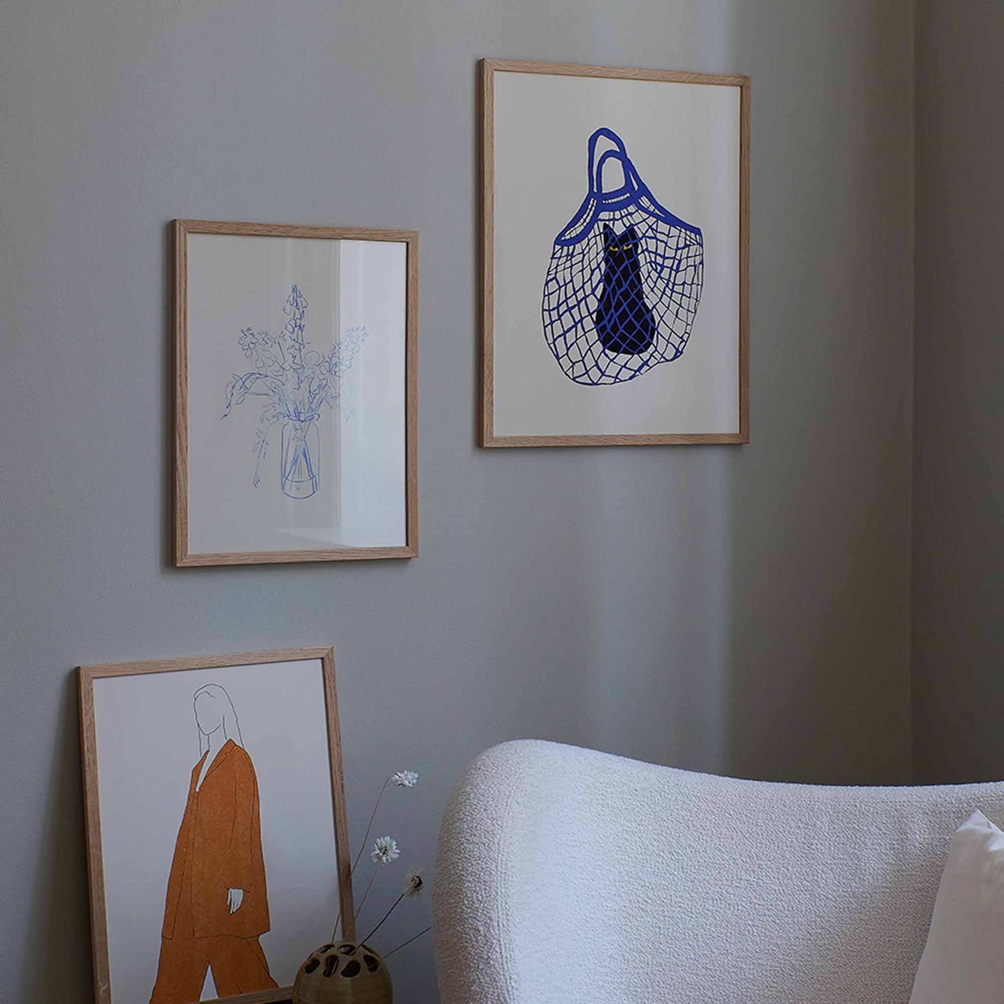 The Poster Club（ポスタークラブ）は、デンマーク・コペンハーゲンを拠点とするオンラインショップで、北欧デザインの高品質なポスターやアートプリントを専門に取り扱っています。新進気鋭の若手アーティストから世界的に活躍する作家まで、多彩なラインナップが魅力。北欧のライフスタイル、ファッション、インテリアデザインのトレンドを取り入れたミニマルで洗練された作品は、シンプルで上質な空間に自然と溶け込みます。ナチュラルインテリアや韓国風の部屋づくり、和モダンテイストにも調和し、アートを取り入れた暮らしを提案。世界中のインテリア雑誌やデザインメディアにも多数掲載されており、感度の高いユーザーからも厚い信頼を集めています。The Poster Clubは、アートプリントを通して日常に美とインスピレーションを届ける、北欧インテリア好きにおすすめのブランドです。