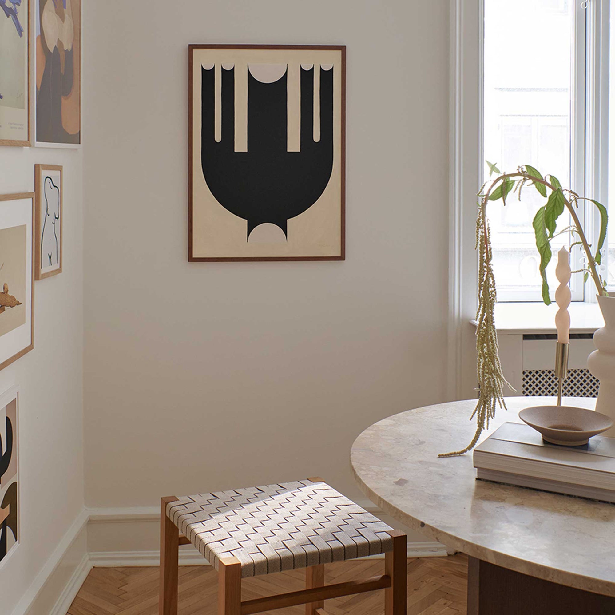 The Poster Club（ポスタークラブ）は、デンマーク・コペンハーゲンを拠点とするオンラインショップで、北欧デザインの高品質なポスターやアートプリントを専門に取り扱っています。新進気鋭の若手アーティストから世界的に活躍する作家まで、多彩なラインナップが魅力。北欧のライフスタイル、ファッション、インテリアデザインのトレンドを取り入れたミニマルで洗練された作品は、シンプルで上質な空間に自然と溶け込みます。ナチュラルインテリアや韓国風の部屋づくり、和モダンテイストにも調和し、アートを取り入れた暮らしを提案。世界中のインテリア雑誌やデザインメディアにも多数掲載されており、感度の高いユーザーからも厚い信頼を集めています。The Poster Clubは、アートプリントを通して日常に美とインスピレーションを届ける、北欧インテリア好きにおすすめのブランドです。