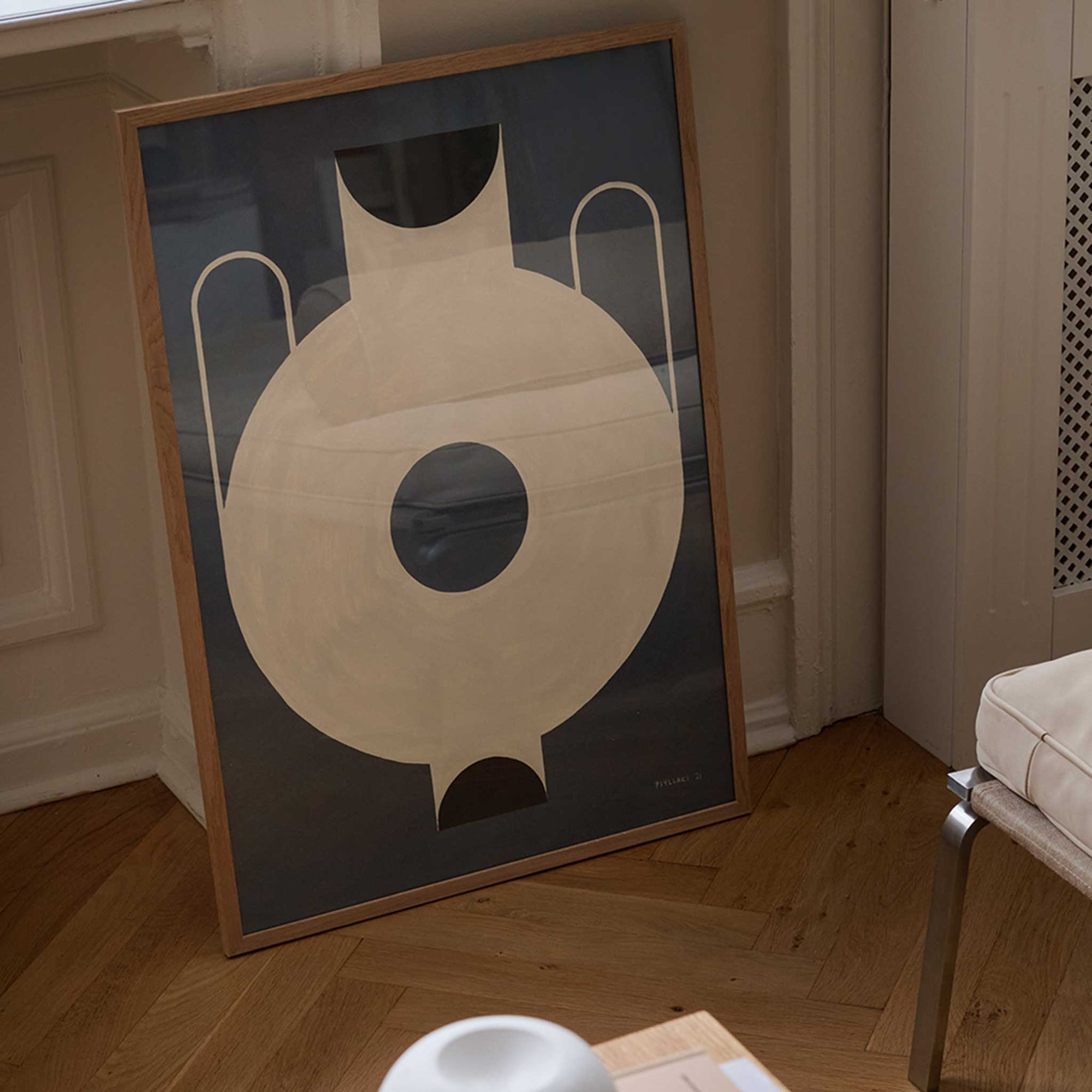 The Poster Club（ポスタークラブ）は、デンマーク・コペンハーゲンを拠点とするオンラインショップで、北欧デザインの高品質なポスターやアートプリントを専門に取り扱っています。新進気鋭の若手アーティストから世界的に活躍する作家まで、多彩なラインナップが魅力。北欧のライフスタイル、ファッション、インテリアデザインのトレンドを取り入れたミニマルで洗練された作品は、シンプルで上質な空間に自然と溶け込みます。ナチュラルインテリアや韓国風の部屋づくり、和モダンテイストにも調和し、アートを取り入れた暮らしを提案。世界中のインテリア雑誌やデザインメディアにも多数掲載されており、感度の高いユーザーからも厚い信頼を集めています。The Poster Clubは、アートプリントを通して日常に美とインスピレーションを届ける、北欧インテリア好きにおすすめのブランドです。