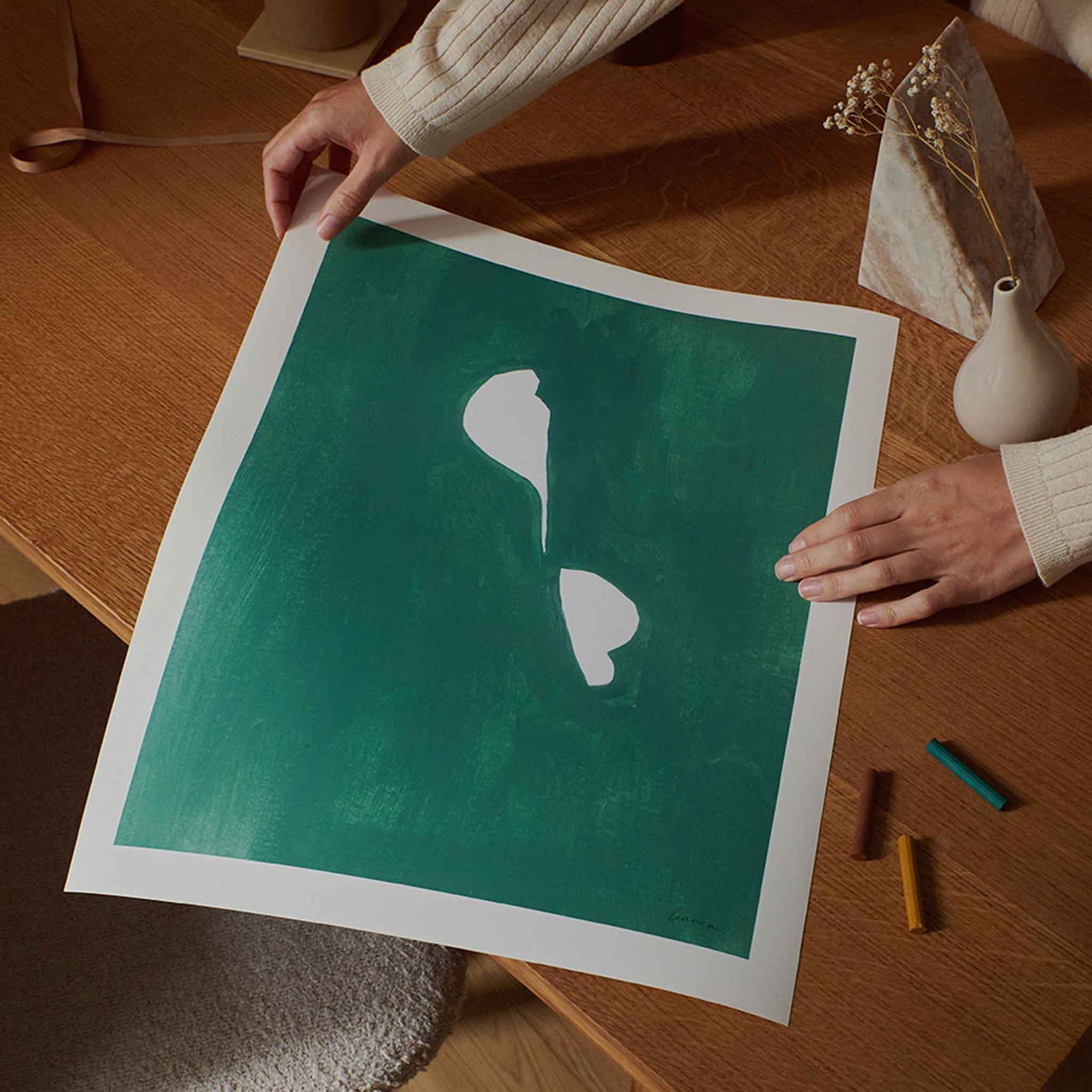 The Poster Club（ポスタークラブ）は、デンマーク・コペンハーゲンを拠点とするオンラインショップで、北欧デザインの高品質なポスターやアートプリントを専門に取り扱っています。新進気鋭の若手アーティストから世界的に活躍する作家まで、多彩なラインナップが魅力。北欧のライフスタイル、ファッション、インテリアデザインのトレンドを取り入れたミニマルで洗練された作品は、シンプルで上質な空間に自然と溶け込みます。ナチュラルインテリアや韓国風の部屋づくり、和モダンテイストにも調和し、アートを取り入れた暮らしを提案。世界中のインテリア雑誌やデザインメディアにも多数掲載されており、感度の高いユーザーからも厚い信頼を集めています。The Poster Clubは、アートプリントを通して日常に美とインスピレーションを届ける、北欧インテリア好きにおすすめのブランドです。