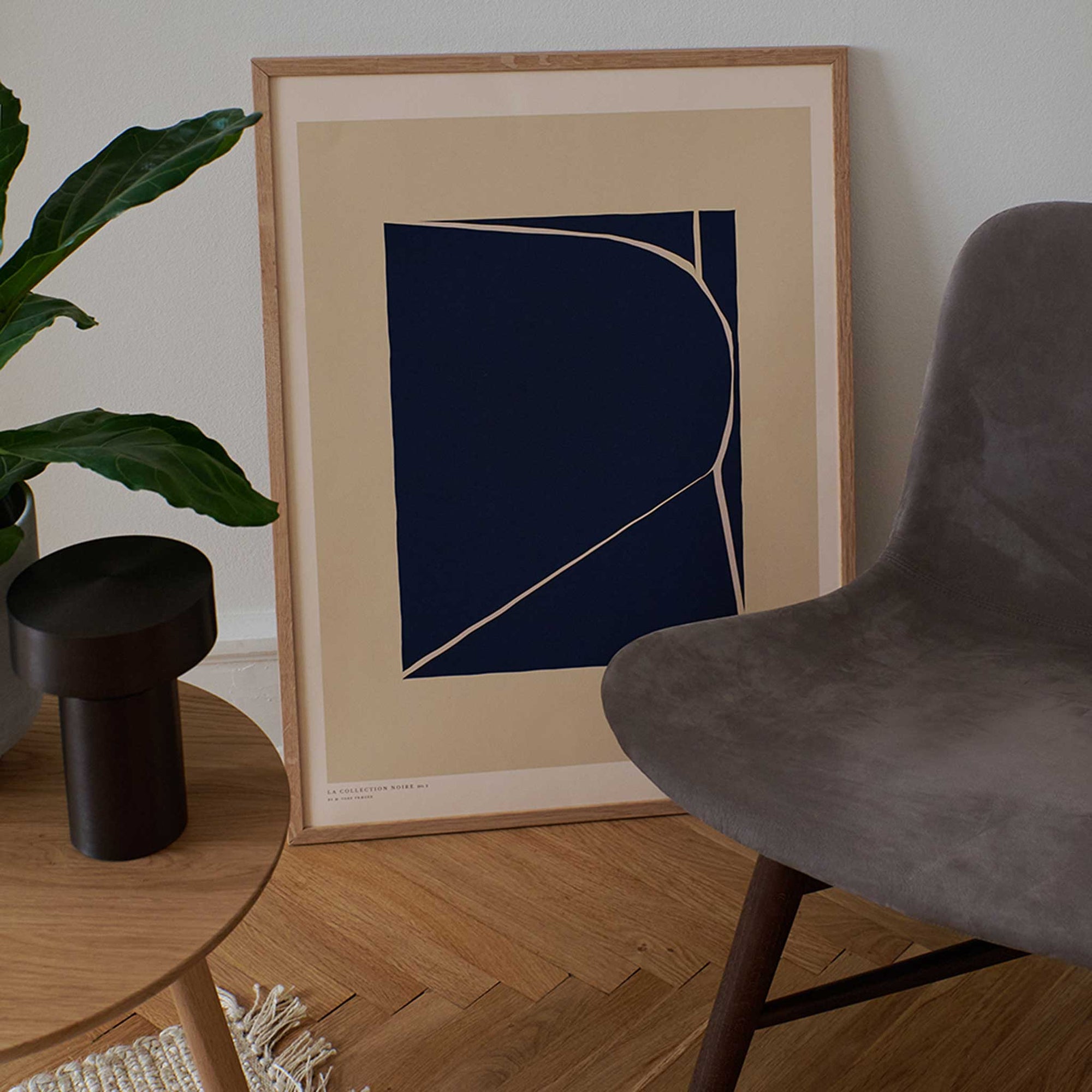 The Poster Club（ポスタークラブ）は、デンマーク・コペンハーゲンを拠点とするオンラインショップで、北欧デザインの高品質なポスターやアートプリントを専門に取り扱っています。新進気鋭の若手アーティストから世界的に活躍する作家まで、多彩なラインナップが魅力。北欧のライフスタイル、ファッション、インテリアデザインのトレンドを取り入れたミニマルで洗練された作品は、シンプルで上質な空間に自然と溶け込みます。ナチュラルインテリアや韓国風の部屋づくり、和モダンテイストにも調和し、アートを取り入れた暮らしを提案。世界中のインテリア雑誌やデザインメディアにも多数掲載されており、感度の高いユーザーからも厚い信頼を集めています。The Poster Clubは、アートプリントを通して日常に美とインスピレーションを届ける、北欧インテリア好きにおすすめのブランドです。