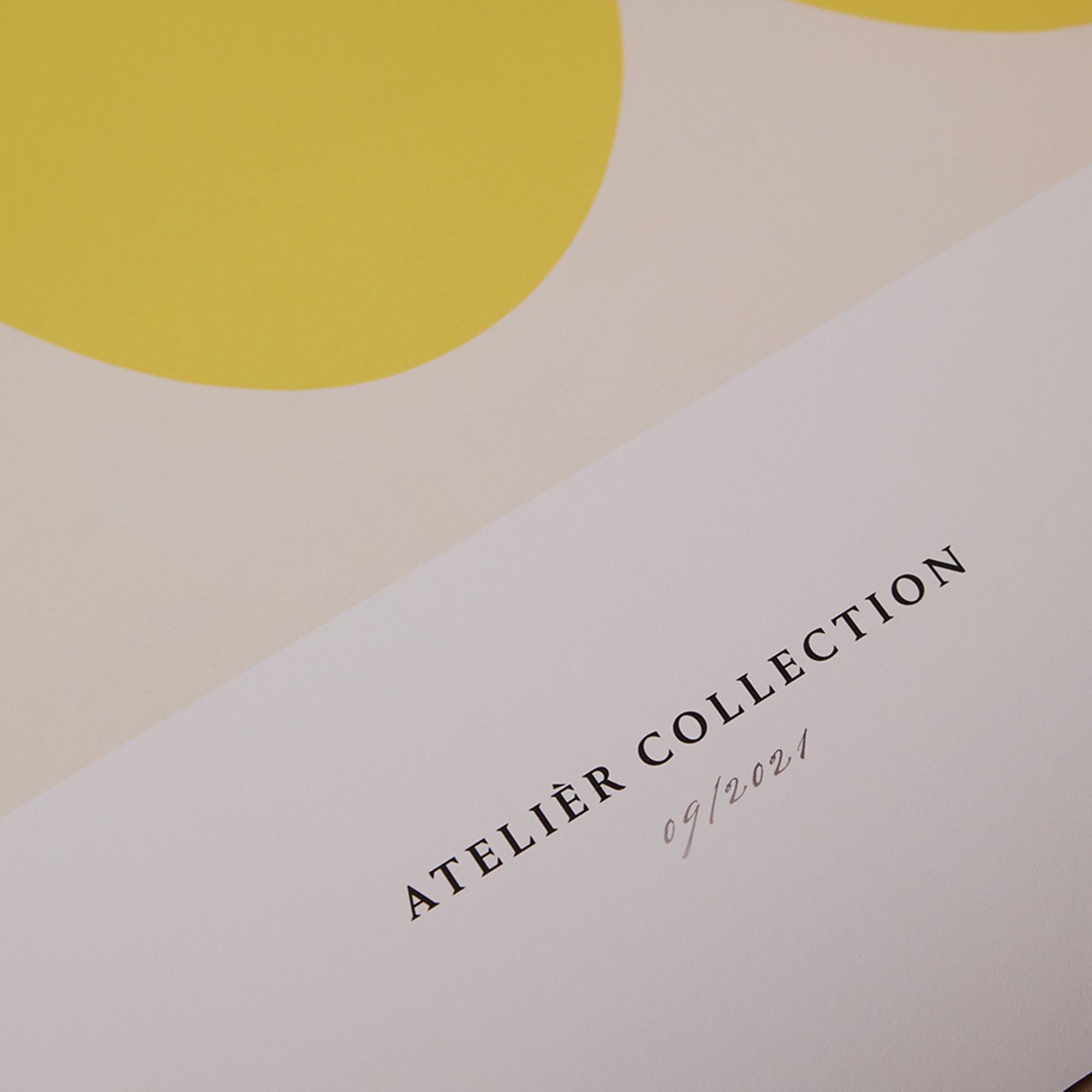 The Poster Club（ポスタークラブ）は、デンマーク・コペンハーゲンを拠点とするオンラインショップで、北欧デザインの高品質なポスターやアートプリントを専門に取り扱っています。新進気鋭の若手アーティストから世界的に活躍する作家まで、多彩なラインナップが魅力。北欧のライフスタイル、ファッション、インテリアデザインのトレンドを取り入れたミニマルで洗練された作品は、シンプルで上質な空間に自然と溶け込みます。ナチュラルインテリアや韓国風の部屋づくり、和モダンテイストにも調和し、アートを取り入れた暮らしを提案。世界中のインテリア雑誌やデザインメディアにも多数掲載されており、感度の高いユーザーからも厚い信頼を集めています。The Poster Clubは、アートプリントを通して日常に美とインスピレーションを届ける、北欧インテリア好きにおすすめのブランドです。