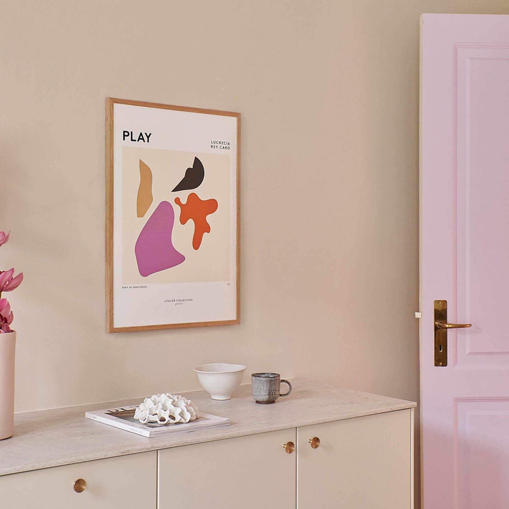 The Poster Club（ポスタークラブ）は、デンマーク・コペンハーゲンを拠点とするオンラインショップで、北欧デザインの高品質なポスターやアートプリントを専門に取り扱っています。新進気鋭の若手アーティストから世界的に活躍する作家まで、多彩なラインナップが魅力。北欧のライフスタイル、ファッション、インテリアデザインのトレンドを取り入れたミニマルで洗練された作品は、シンプルで上質な空間に自然と溶け込みます。ナチュラルインテリアや韓国風の部屋づくり、和モダンテイストにも調和し、アートを取り入れた暮らしを提案。世界中のインテリア雑誌やデザインメディアにも多数掲載されており、感度の高いユーザーからも厚い信頼を集めています。The Poster Clubは、アートプリントを通して日常に美とインスピレーションを届ける、北欧インテリア好きにおすすめのブランドです。