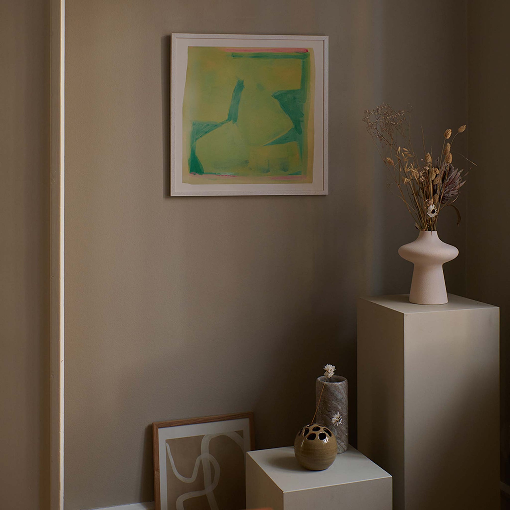 The Poster Club（ポスタークラブ）は、デンマーク・コペンハーゲンを拠点とするオンラインショップで、北欧デザインの高品質なポスターやアートプリントを専門に取り扱っています。新進気鋭の若手アーティストから世界的に活躍する作家まで、多彩なラインナップが魅力。北欧のライフスタイル、ファッション、インテリアデザインのトレンドを取り入れたミニマルで洗練された作品は、シンプルで上質な空間に自然と溶け込みます。ナチュラルインテリアや韓国風の部屋づくり、和モダンテイストにも調和し、アートを取り入れた暮らしを提案。世界中のインテリア雑誌やデザインメディアにも多数掲載されており、感度の高いユーザーからも厚い信頼を集めています。The Poster Clubは、アートプリントを通して日常に美とインスピレーションを届ける、北欧インテリア好きにおすすめのブランドです。