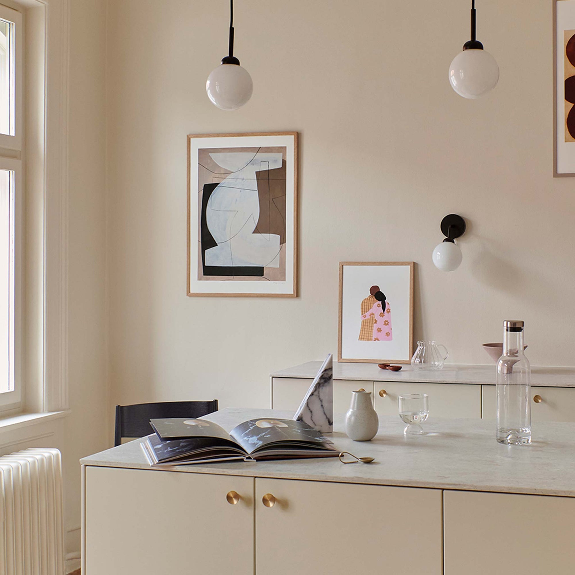 The Poster Club（ポスタークラブ）は、デンマーク・コペンハーゲンを拠点とするオンラインショップで、北欧デザインの高品質なポスターやアートプリントを専門に取り扱っています。新進気鋭の若手アーティストから世界的に活躍する作家まで、多彩なラインナップが魅力。北欧のライフスタイル、ファッション、インテリアデザインのトレンドを取り入れたミニマルで洗練された作品は、シンプルで上質な空間に自然と溶け込みます。ナチュラルインテリアや韓国風の部屋づくり、和モダンテイストにも調和し、アートを取り入れた暮らしを提案。世界中のインテリア雑誌やデザインメディアにも多数掲載されており、感度の高いユーザーからも厚い信頼を集めています。The Poster Clubは、アートプリントを通して日常に美とインスピレーションを届ける、北欧インテリア好きにおすすめのブランドです。