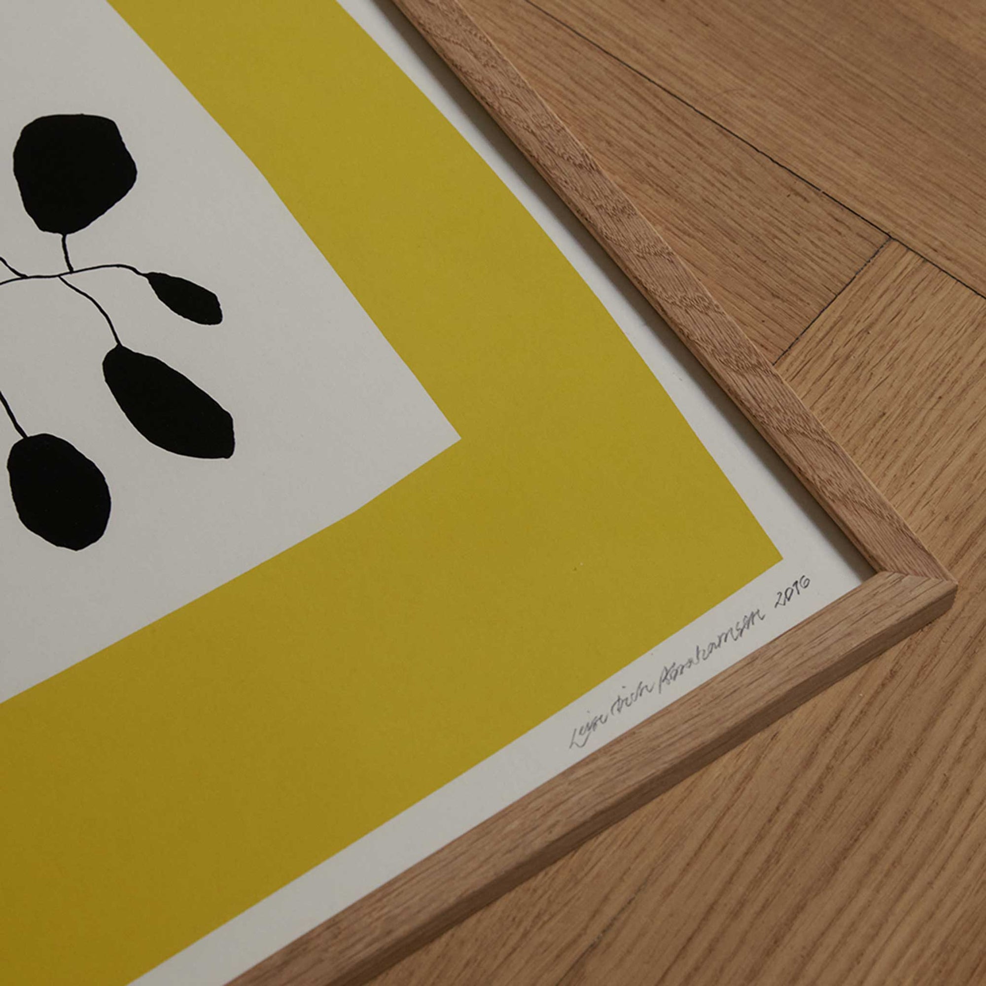 The Poster Club（ポスタークラブ）は、デンマーク・コペンハーゲンを拠点とするオンラインショップで、北欧デザインの高品質なポスターやアートプリントを専門に取り扱っています。新進気鋭の若手アーティストから世界的に活躍する作家まで、多彩なラインナップが魅力。北欧のライフスタイル、ファッション、インテリアデザインのトレンドを取り入れたミニマルで洗練された作品は、シンプルで上質な空間に自然と溶け込みます。ナチュラルインテリアや韓国風の部屋づくり、和モダンテイストにも調和し、アートを取り入れた暮らしを提案。世界中のインテリア雑誌やデザインメディアにも多数掲載されており、感度の高いユーザーからも厚い信頼を集めています。The Poster Clubは、アートプリントを通して日常に美とインスピレーションを届ける、北欧インテリア好きにおすすめのブランドです。
