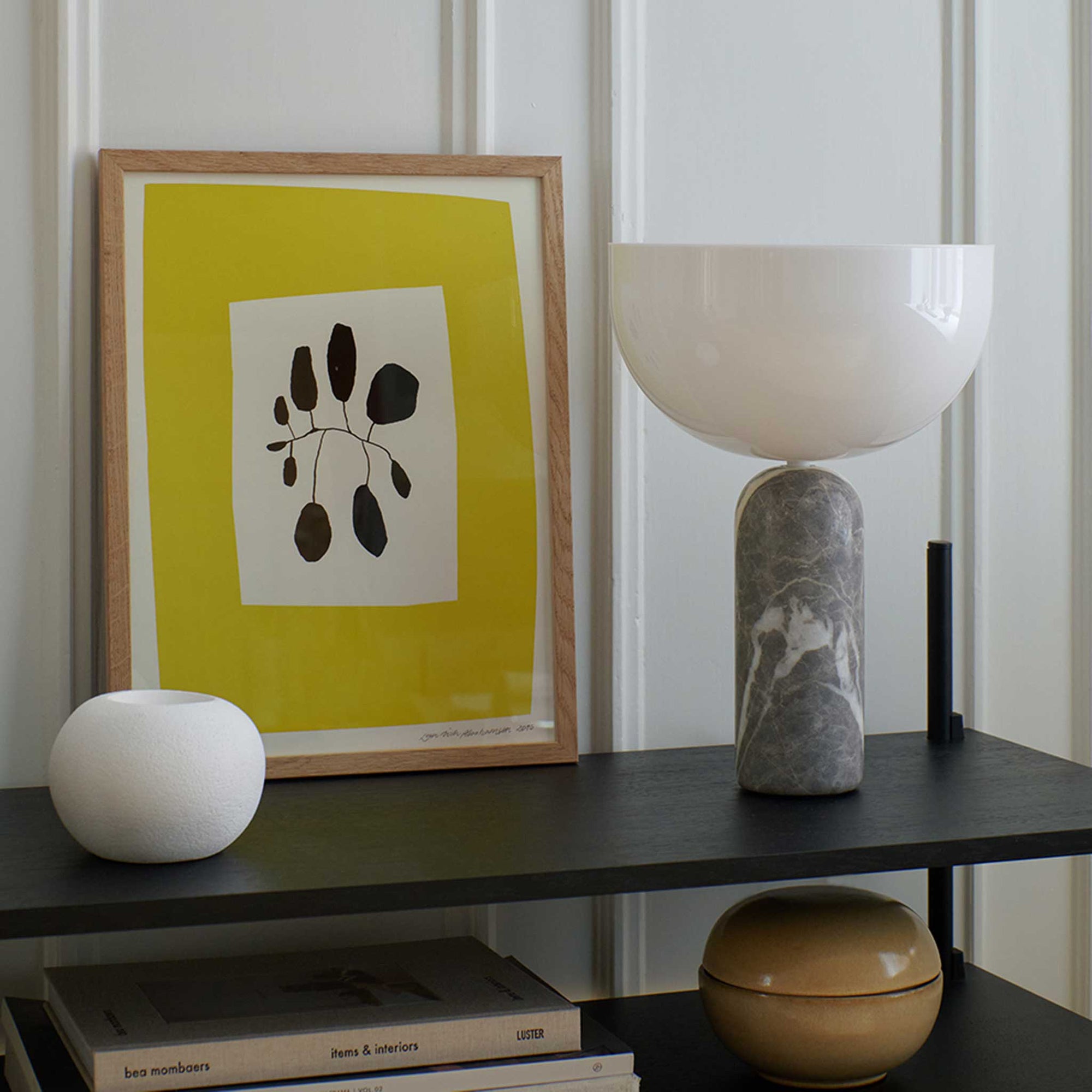 The Poster Club（ポスタークラブ）は、デンマーク・コペンハーゲンを拠点とするオンラインショップで、北欧デザインの高品質なポスターやアートプリントを専門に取り扱っています。新進気鋭の若手アーティストから世界的に活躍する作家まで、多彩なラインナップが魅力。北欧のライフスタイル、ファッション、インテリアデザインのトレンドを取り入れたミニマルで洗練された作品は、シンプルで上質な空間に自然と溶け込みます。ナチュラルインテリアや韓国風の部屋づくり、和モダンテイストにも調和し、アートを取り入れた暮らしを提案。世界中のインテリア雑誌やデザインメディアにも多数掲載されており、感度の高いユーザーからも厚い信頼を集めています。The Poster Clubは、アートプリントを通して日常に美とインスピレーションを届ける、北欧インテリア好きにおすすめのブランドです。