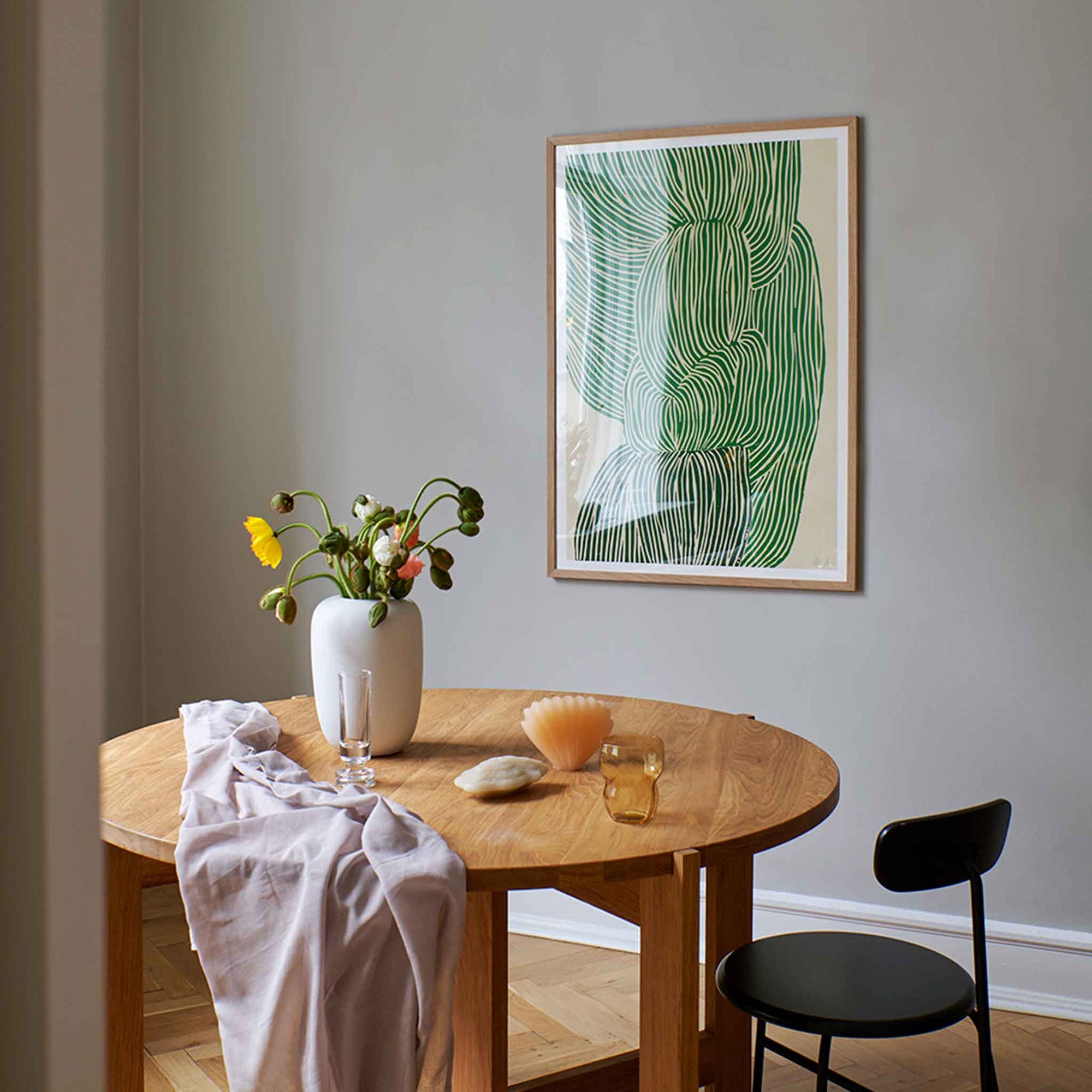 The Poster Club（ポスタークラブ）は、デンマーク・コペンハーゲンを拠点とするオンラインショップで、北欧デザインの高品質なポスターやアートプリントを専門に取り扱っています。新進気鋭の若手アーティストから世界的に活躍する作家まで、多彩なラインナップが魅力。北欧のライフスタイル、ファッション、インテリアデザインのトレンドを取り入れたミニマルで洗練された作品は、シンプルで上質な空間に自然と溶け込みます。ナチュラルインテリアや韓国風の部屋づくり、和モダンテイストにも調和し、アートを取り入れた暮らしを提案。世界中のインテリア雑誌やデザインメディアにも多数掲載されており、感度の高いユーザーからも厚い信頼を集めています。The Poster Clubは、アートプリントを通して日常に美とインスピレーションを届ける、北欧インテリア好きにおすすめのブランドです。