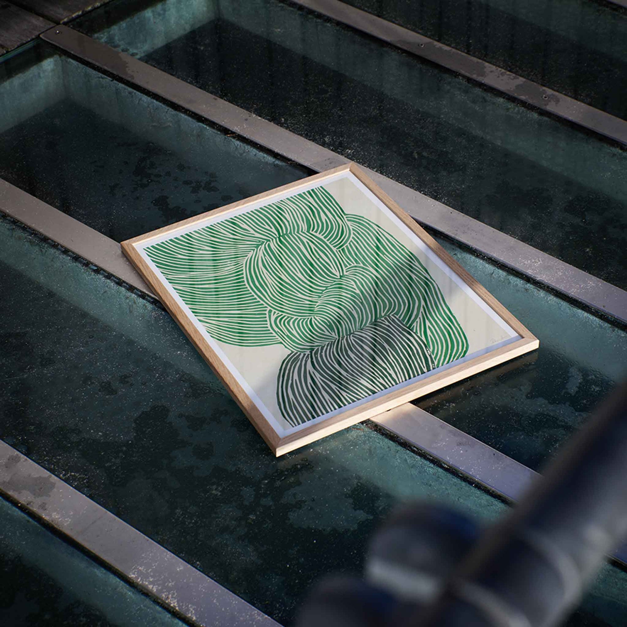 The Poster Club（ポスタークラブ）は、デンマーク・コペンハーゲンを拠点とするオンラインショップで、北欧デザインの高品質なポスターやアートプリントを専門に取り扱っています。新進気鋭の若手アーティストから世界的に活躍する作家まで、多彩なラインナップが魅力。北欧のライフスタイル、ファッション、インテリアデザインのトレンドを取り入れたミニマルで洗練された作品は、シンプルで上質な空間に自然と溶け込みます。ナチュラルインテリアや韓国風の部屋づくり、和モダンテイストにも調和し、アートを取り入れた暮らしを提案。世界中のインテリア雑誌やデザインメディアにも多数掲載されており、感度の高いユーザーからも厚い信頼を集めています。The Poster Clubは、アートプリントを通して日常に美とインスピレーションを届ける、北欧インテリア好きにおすすめのブランドです。