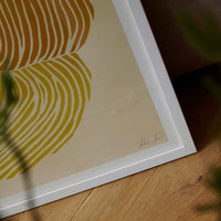 The Poster Club（ポスタークラブ）は、デンマーク・コペンハーゲンを拠点とするオンラインショップで、北欧デザインの高品質なポスターやアートプリントを専門に取り扱っています。新進気鋭の若手アーティストから世界的に活躍する作家まで、多彩なラインナップが魅力。北欧のライフスタイル、ファッション、インテリアデザインのトレンドを取り入れたミニマルで洗練された作品は、シンプルで上質な空間に自然と溶け込みます。ナチュラルインテリアや韓国風の部屋づくり、和モダンテイストにも調和し、アートを取り入れた暮らしを提案。世界中のインテリア雑誌やデザインメディアにも多数掲載されており、感度の高いユーザーからも厚い信頼を集めています。The Poster Clubは、アートプリントを通して日常に美とインスピレーションを届ける、北欧インテリア好きにおすすめのブランドです。