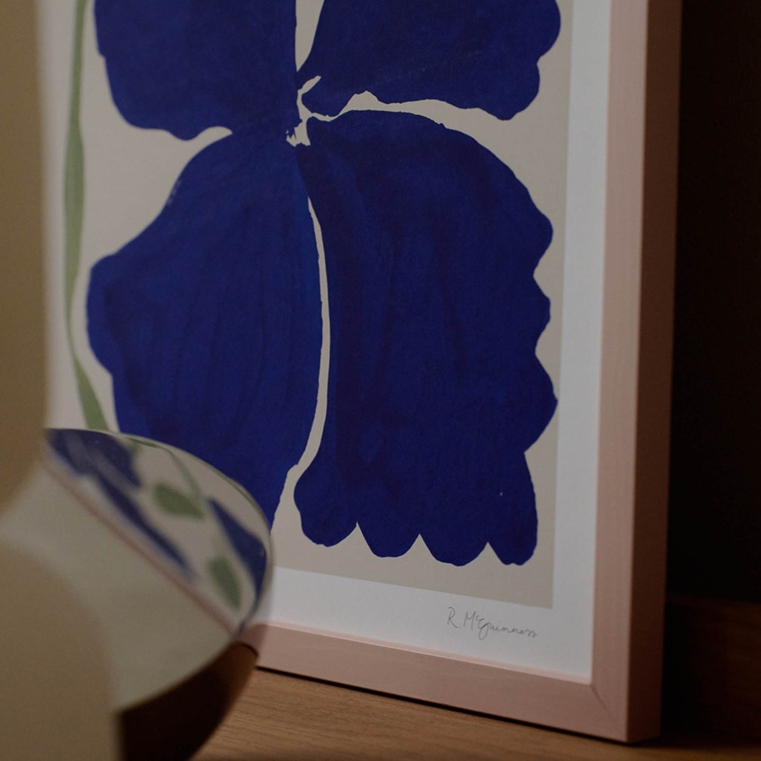 The Poster Club（ポスタークラブ）は、デンマーク・コペンハーゲンを拠点とするオンラインショップで、北欧デザインの高品質なポスターやアートプリントを専門に取り扱っています。新進気鋭の若手アーティストから世界的に活躍する作家まで、多彩なラインナップが魅力。北欧のライフスタイル、ファッション、インテリアデザインのトレンドを取り入れたミニマルで洗練された作品は、シンプルで上質な空間に自然と溶け込みます。ナチュラルインテリアや韓国風の部屋づくり、和モダンテイストにも調和し、アートを取り入れた暮らしを提案。世界中のインテリア雑誌やデザインメディアにも多数掲載されており、感度の高いユーザーからも厚い信頼を集めています。The Poster Clubは、アートプリントを通して日常に美とインスピレーションを届ける、北欧インテリア好きにおすすめのブランドです。