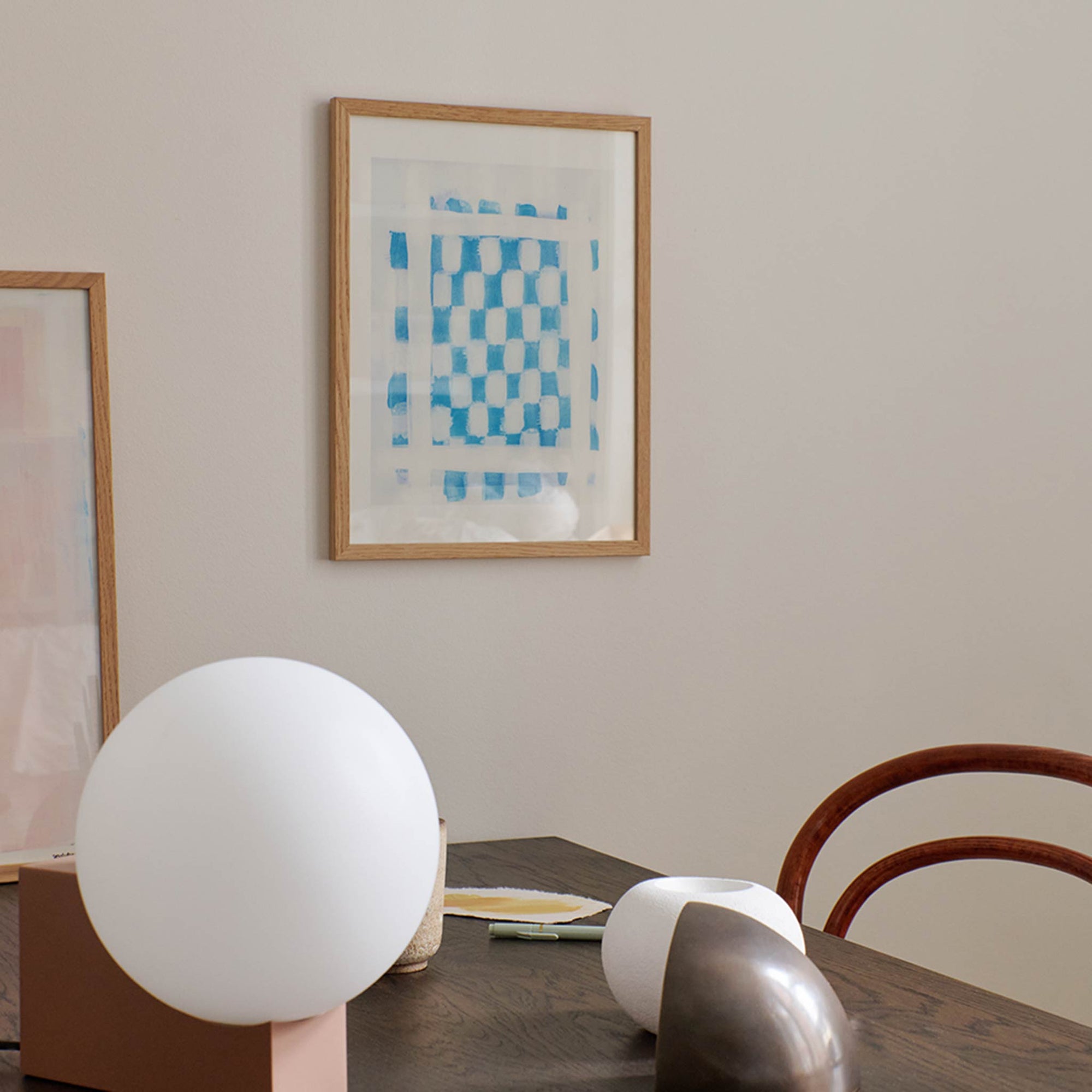 The Poster Club（ポスタークラブ）は、デンマーク・コペンハーゲンを拠点とするオンラインショップで、北欧デザインの高品質なポスターやアートプリントを専門に取り扱っています。新進気鋭の若手アーティストから世界的に活躍する作家まで、多彩なラインナップが魅力。北欧のライフスタイル、ファッション、インテリアデザインのトレンドを取り入れたミニマルで洗練された作品は、シンプルで上質な空間に自然と溶け込みます。ナチュラルインテリアや韓国風の部屋づくり、和モダンテイストにも調和し、アートを取り入れた暮らしを提案。世界中のインテリア雑誌やデザインメディアにも多数掲載されており、感度の高いユーザーからも厚い信頼を集めています。The Poster Clubは、アートプリントを通して日常に美とインスピレーションを届ける、北欧インテリア好きにおすすめのブランドです。