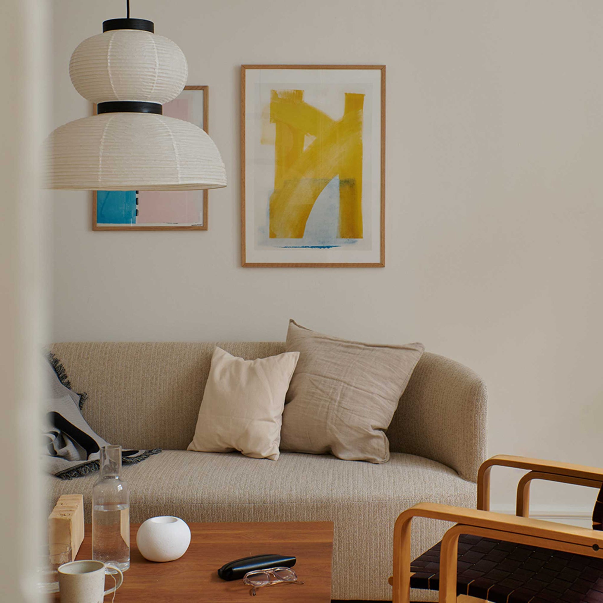 The Poster Club（ポスタークラブ）は、デンマーク・コペンハーゲンを拠点とするオンラインショップで、北欧デザインの高品質なポスターやアートプリントを専門に取り扱っています。新進気鋭の若手アーティストから世界的に活躍する作家まで、多彩なラインナップが魅力。北欧のライフスタイル、ファッション、インテリアデザインのトレンドを取り入れたミニマルで洗練された作品は、シンプルで上質な空間に自然と溶け込みます。ナチュラルインテリアや韓国風の部屋づくり、和モダンテイストにも調和し、アートを取り入れた暮らしを提案。世界中のインテリア雑誌やデザインメディアにも多数掲載されており、感度の高いユーザーからも厚い信頼を集めています。The Poster Clubは、アートプリントを通して日常に美とインスピレーションを届ける、北欧インテリア好きにおすすめのブランドです。