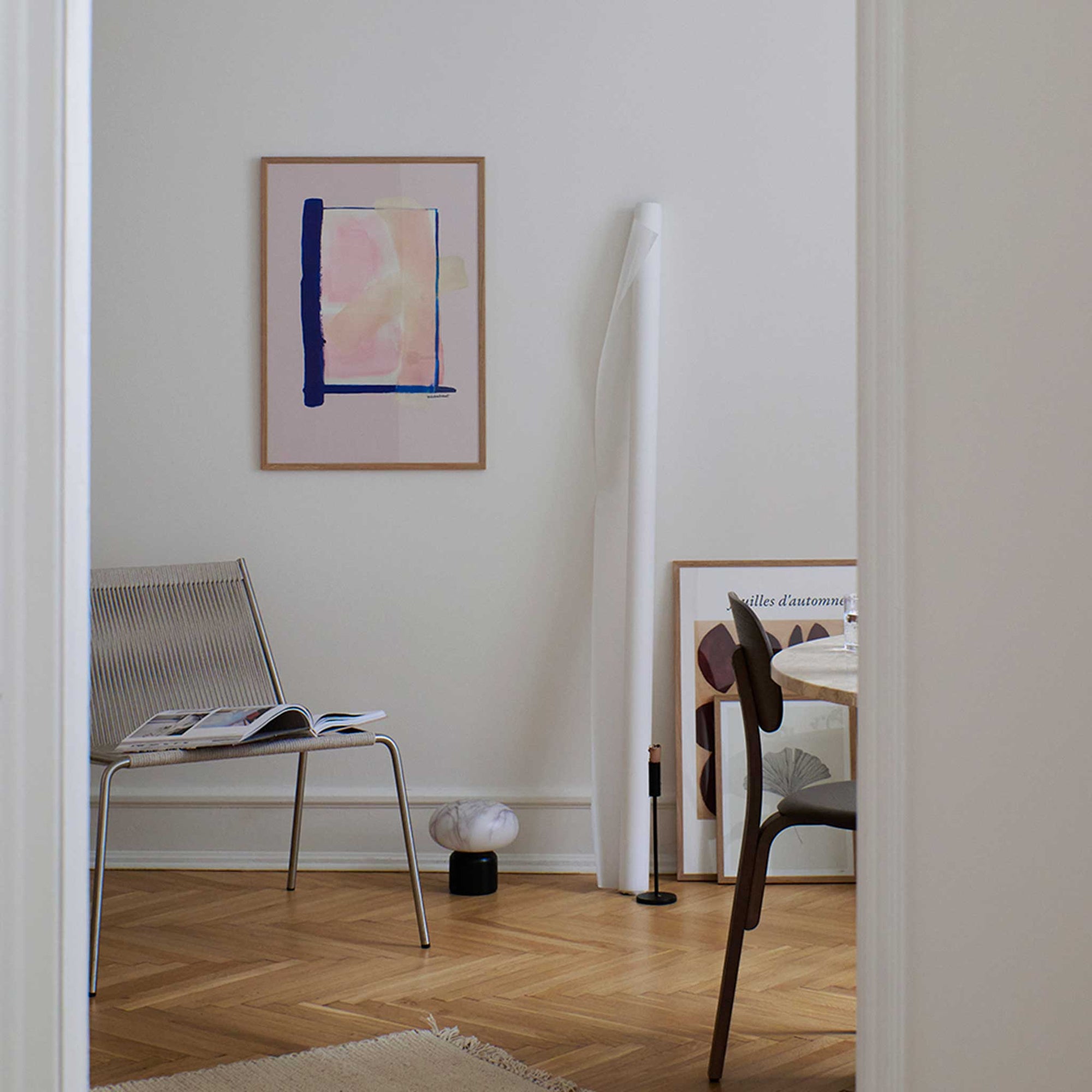 The Poster Club（ポスタークラブ）は、デンマーク・コペンハーゲンを拠点とするオンラインショップで、北欧デザインの高品質なポスターやアートプリントを専門に取り扱っています。新進気鋭の若手アーティストから世界的に活躍する作家まで、多彩なラインナップが魅力。北欧のライフスタイル、ファッション、インテリアデザインのトレンドを取り入れたミニマルで洗練された作品は、シンプルで上質な空間に自然と溶け込みます。ナチュラルインテリアや韓国風の部屋づくり、和モダンテイストにも調和し、アートを取り入れた暮らしを提案。世界中のインテリア雑誌やデザインメディアにも多数掲載されており、感度の高いユーザーからも厚い信頼を集めています。The Poster Clubは、アートプリントを通して日常に美とインスピレーションを届ける、北欧インテリア好きにおすすめのブランドです。