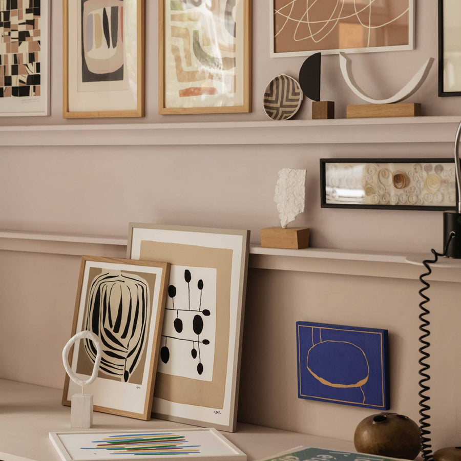 The Poster Club（ポスタークラブ）は、デンマーク・コペンハーゲンを拠点とするオンラインショップで、北欧デザインの高品質なポスターやアートプリントを専門に取り扱っています。新進気鋭の若手アーティストから世界的に活躍する作家まで、多彩なラインナップが魅力。北欧のライフスタイル、ファッション、インテリアデザインのトレンドを取り入れたミニマルで洗練された作品は、シンプルで上質な空間に自然と溶け込みます。ナチュラルインテリアや韓国風の部屋づくり、和モダンテイストにも調和し、アートを取り入れた暮らしを提案。世界中のインテリア雑誌やデザインメディアにも多数掲載されており、感度の高いユーザーからも厚い信頼を集めています。The Poster Clubは、アートプリントを通して日常に美とインスピレーションを届ける、北欧インテリア好きにおすすめのブランドです。