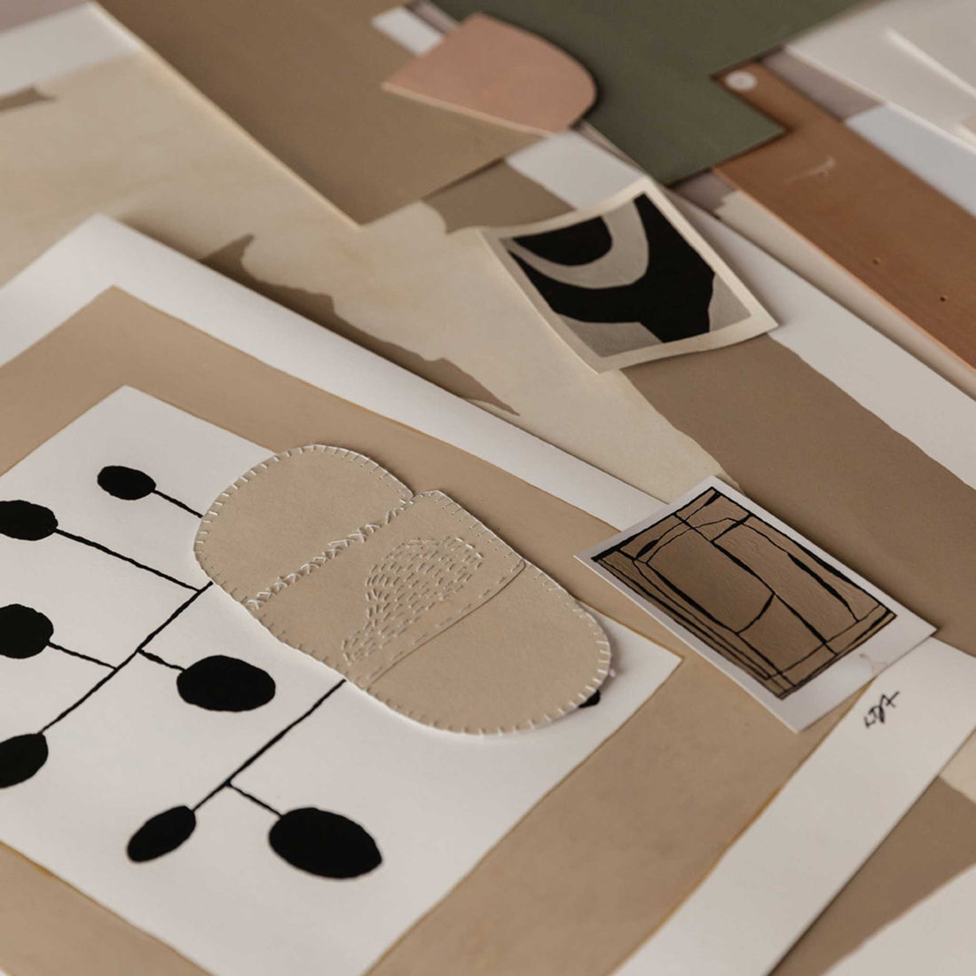 The Poster Club（ポスタークラブ）は、デンマーク・コペンハーゲンを拠点とするオンラインショップで、北欧デザインの高品質なポスターやアートプリントを専門に取り扱っています。新進気鋭の若手アーティストから世界的に活躍する作家まで、多彩なラインナップが魅力。北欧のライフスタイル、ファッション、インテリアデザインのトレンドを取り入れたミニマルで洗練された作品は、シンプルで上質な空間に自然と溶け込みます。ナチュラルインテリアや韓国風の部屋づくり、和モダンテイストにも調和し、アートを取り入れた暮らしを提案。世界中のインテリア雑誌やデザインメディアにも多数掲載されており、感度の高いユーザーからも厚い信頼を集めています。The Poster Clubは、アートプリントを通して日常に美とインスピレーションを届ける、北欧インテリア好きにおすすめのブランドです。