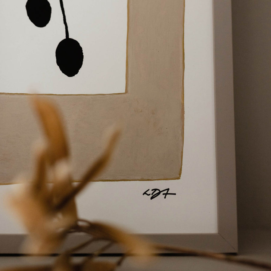 The Poster Club（ポスタークラブ）は、デンマーク・コペンハーゲンを拠点とするオンラインショップで、北欧デザインの高品質なポスターやアートプリントを専門に取り扱っています。新進気鋭の若手アーティストから世界的に活躍する作家まで、多彩なラインナップが魅力。北欧のライフスタイル、ファッション、インテリアデザインのトレンドを取り入れたミニマルで洗練された作品は、シンプルで上質な空間に自然と溶け込みます。ナチュラルインテリアや韓国風の部屋づくり、和モダンテイストにも調和し、アートを取り入れた暮らしを提案。世界中のインテリア雑誌やデザインメディアにも多数掲載されており、感度の高いユーザーからも厚い信頼を集めています。The Poster Clubは、アートプリントを通して日常に美とインスピレーションを届ける、北欧インテリア好きにおすすめのブランドです。