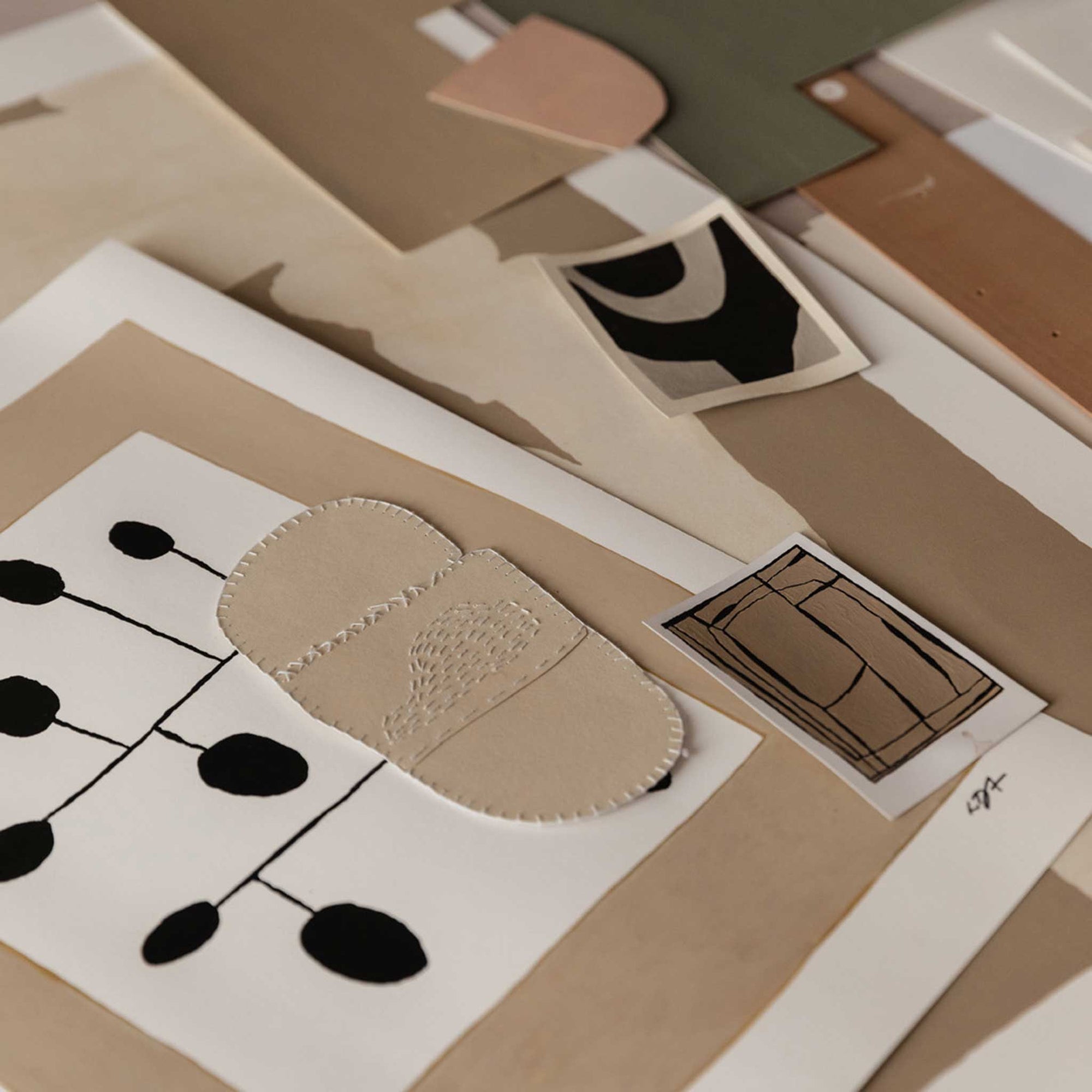 The Poster Club（ポスタークラブ）は、デンマーク・コペンハーゲンを拠点とするオンラインショップで、北欧デザインの高品質なポスターやアートプリントを専門に取り扱っています。新進気鋭の若手アーティストから世界的に活躍する作家まで、多彩なラインナップが魅力。北欧のライフスタイル、ファッション、インテリアデザインのトレンドを取り入れたミニマルで洗練された作品は、シンプルで上質な空間に自然と溶け込みます。ナチュラルインテリアや韓国風の部屋づくり、和モダンテイストにも調和し、アートを取り入れた暮らしを提案。世界中のインテリア雑誌やデザインメディアにも多数掲載されており、感度の高いユーザーからも厚い信頼を集めています。The Poster Clubは、アートプリントを通して日常に美とインスピレーションを届ける、北欧インテリア好きにおすすめのブランドです。