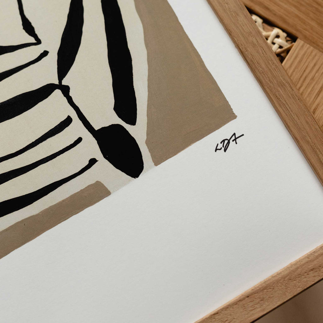 The Poster Club（ポスタークラブ）は、デンマーク・コペンハーゲンを拠点とするオンラインショップで、北欧デザインの高品質なポスターやアートプリントを専門に取り扱っています。新進気鋭の若手アーティストから世界的に活躍する作家まで、多彩なラインナップが魅力。北欧のライフスタイル、ファッション、インテリアデザインのトレンドを取り入れたミニマルで洗練された作品は、シンプルで上質な空間に自然と溶け込みます。ナチュラルインテリアや韓国風の部屋づくり、和モダンテイストにも調和し、アートを取り入れた暮らしを提案。世界中のインテリア雑誌やデザインメディアにも多数掲載されており、感度の高いユーザーからも厚い信頼を集めています。The Poster Clubは、アートプリントを通して日常に美とインスピレーションを届ける、北欧インテリア好きにおすすめのブランドです。