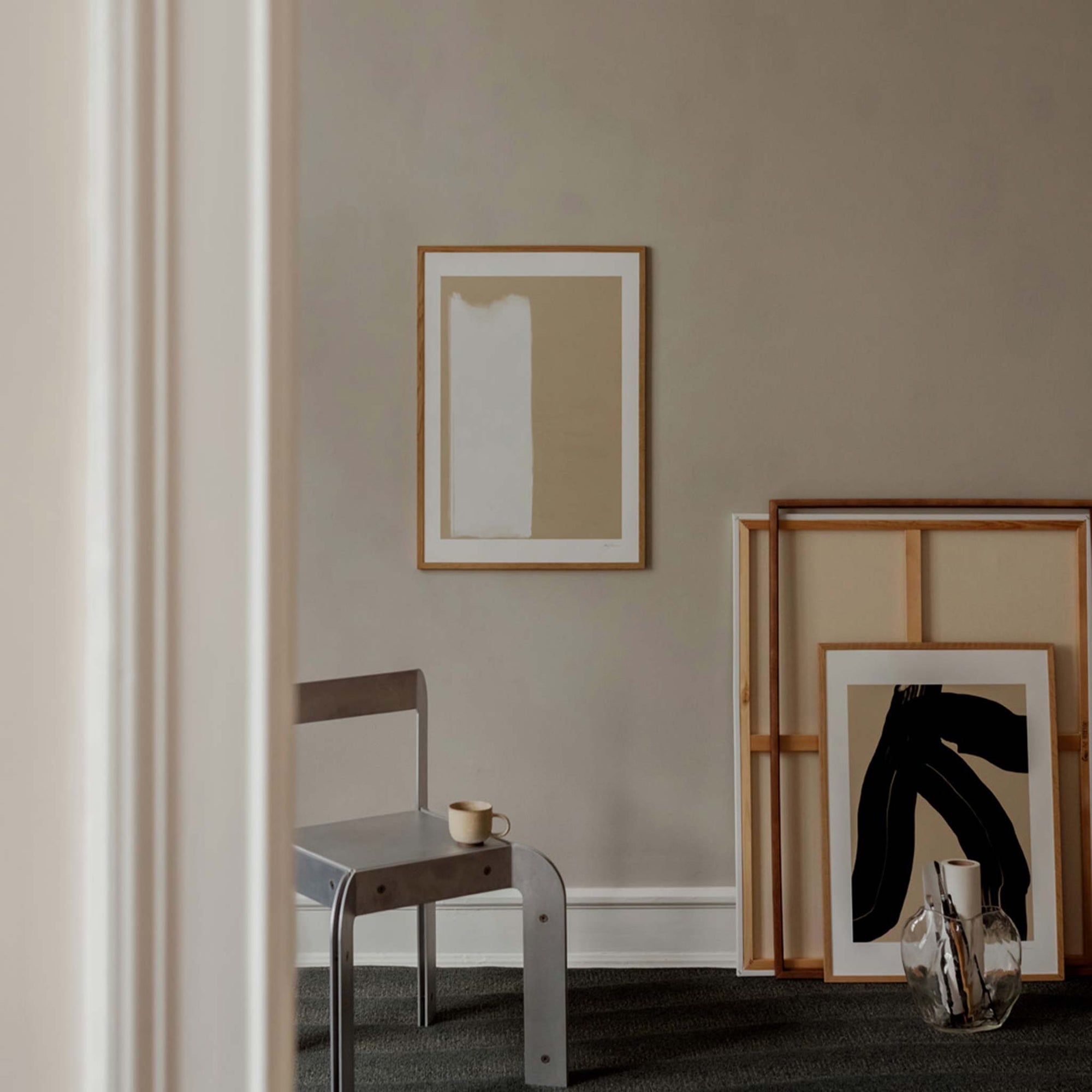 The Poster Club（ポスタークラブ）は、デンマーク・コペンハーゲンを拠点とするオンラインショップで、北欧デザインの高品質なポスターやアートプリントを専門に取り扱っています。新進気鋭の若手アーティストから世界的に活躍する作家まで、多彩なラインナップが魅力。北欧のライフスタイル、ファッション、インテリアデザインのトレンドを取り入れたミニマルで洗練された作品は、シンプルで上質な空間に自然と溶け込みます。ナチュラルインテリアや韓国風の部屋づくり、和モダンテイストにも調和し、アートを取り入れた暮らしを提案。世界中のインテリア雑誌やデザインメディアにも多数掲載されており、感度の高いユーザーからも厚い信頼を集めています。The Poster Clubは、アートプリントを通して日常に美とインスピレーションを届ける、北欧インテリア好きにおすすめのブランドです。