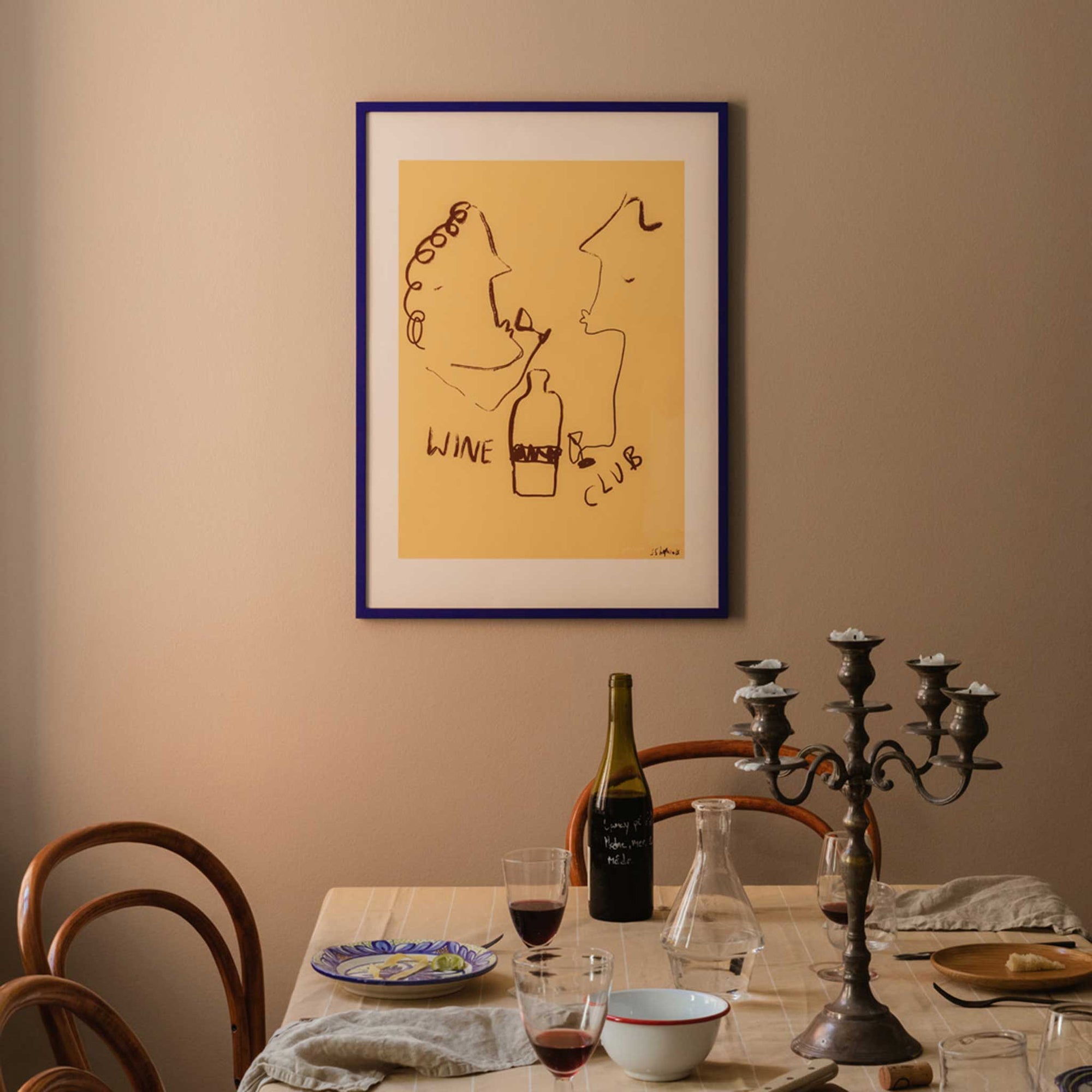 The Poster Club（ポスタークラブ）は、デンマーク・コペンハーゲンを拠点とするオンラインショップで、北欧デザインの高品質なポスターやアートプリントを専門に取り扱っています。新進気鋭の若手アーティストから世界的に活躍する作家まで、多彩なラインナップが魅力。北欧のライフスタイル、ファッション、インテリアデザインのトレンドを取り入れたミニマルで洗練された作品は、シンプルで上質な空間に自然と溶け込みます。ナチュラルインテリアや韓国風の部屋づくり、和モダンテイストにも調和し、アートを取り入れた暮らしを提案。世界中のインテリア雑誌やデザインメディアにも多数掲載されており、感度の高いユーザーからも厚い信頼を集めています。The Poster Clubは、アートプリントを通して日常に美とインスピレーションを届ける、北欧インテリア好きにおすすめのブランドです。