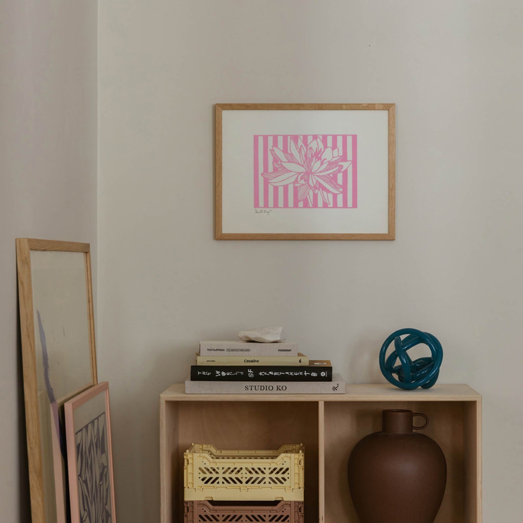 The Poster Club（ポスタークラブ）は、デンマーク・コペンハーゲンを拠点とするオンラインショップで、北欧デザインの高品質なポスターやアートプリントを専門に取り扱っています。新進気鋭の若手アーティストから世界的に活躍する作家まで、多彩なラインナップが魅力。北欧のライフスタイル、ファッション、インテリアデザインのトレンドを取り入れたミニマルで洗練された作品は、シンプルで上質な空間に自然と溶け込みます。ナチュラルインテリアや韓国風の部屋づくり、和モダンテイストにも調和し、アートを取り入れた暮らしを提案。世界中のインテリア雑誌やデザインメディアにも多数掲載されており、感度の高いユーザーからも厚い信頼を集めています。The Poster Clubは、アートプリントを通して日常に美とインスピレーションを届ける、北欧インテリア好きにおすすめのブランドです。