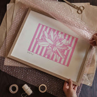 The Poster Club（ポスタークラブ）は、デンマーク・コペンハーゲンを拠点とするオンラインショップで、北欧デザインの高品質なポスターやアートプリントを専門に取り扱っています。新進気鋭の若手アーティストから世界的に活躍する作家まで、多彩なラインナップが魅力。北欧のライフスタイル、ファッション、インテリアデザインのトレンドを取り入れたミニマルで洗練された作品は、シンプルで上質な空間に自然と溶け込みます。ナチュラルインテリアや韓国風の部屋づくり、和モダンテイストにも調和し、アートを取り入れた暮らしを提案。世界中のインテリア雑誌やデザインメディアにも多数掲載されており、感度の高いユーザーからも厚い信頼を集めています。The Poster Clubは、アートプリントを通して日常に美とインスピレーションを届ける、北欧インテリア好きにおすすめのブランドです。