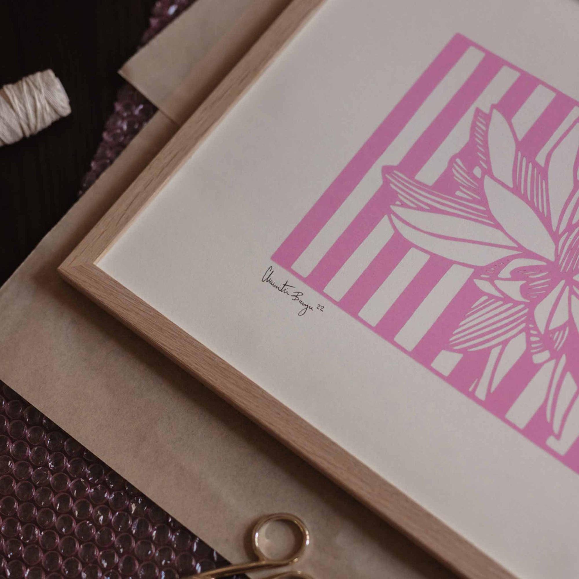 The Poster Club（ポスタークラブ）は、デンマーク・コペンハーゲンを拠点とするオンラインショップで、北欧デザインの高品質なポスターやアートプリントを専門に取り扱っています。新進気鋭の若手アーティストから世界的に活躍する作家まで、多彩なラインナップが魅力。北欧のライフスタイル、ファッション、インテリアデザインのトレンドを取り入れたミニマルで洗練された作品は、シンプルで上質な空間に自然と溶け込みます。ナチュラルインテリアや韓国風の部屋づくり、和モダンテイストにも調和し、アートを取り入れた暮らしを提案。世界中のインテリア雑誌やデザインメディアにも多数掲載されており、感度の高いユーザーからも厚い信頼を集めています。The Poster Clubは、アートプリントを通して日常に美とインスピレーションを届ける、北欧インテリア好きにおすすめのブランドです。
