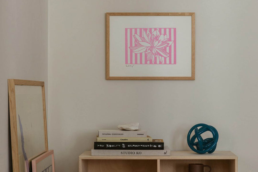 The Poster Club（ポスタークラブ）は、デンマーク・コペンハーゲンを拠点とするオンラインショップで、北欧デザインの高品質なポスターやアートプリントを専門に取り扱っています。新進気鋭の若手アーティストから世界的に活躍する作家まで、多彩なラインナップが魅力。北欧のライフスタイル、ファッション、インテリアデザインのトレンドを取り入れたミニマルで洗練された作品は、シンプルで上質な空間に自然と溶け込みます。ナチュラルインテリアや韓国風の部屋づくり、和モダンテイストにも調和し、アートを取り入れた暮らしを提案。世界中のインテリア雑誌やデザインメディアにも多数掲載されており、感度の高いユーザーからも厚い信頼を集めています。The Poster Clubは、アートプリントを通して日常に美とインスピレーションを届ける、北欧インテリア好きにおすすめのブランドです。