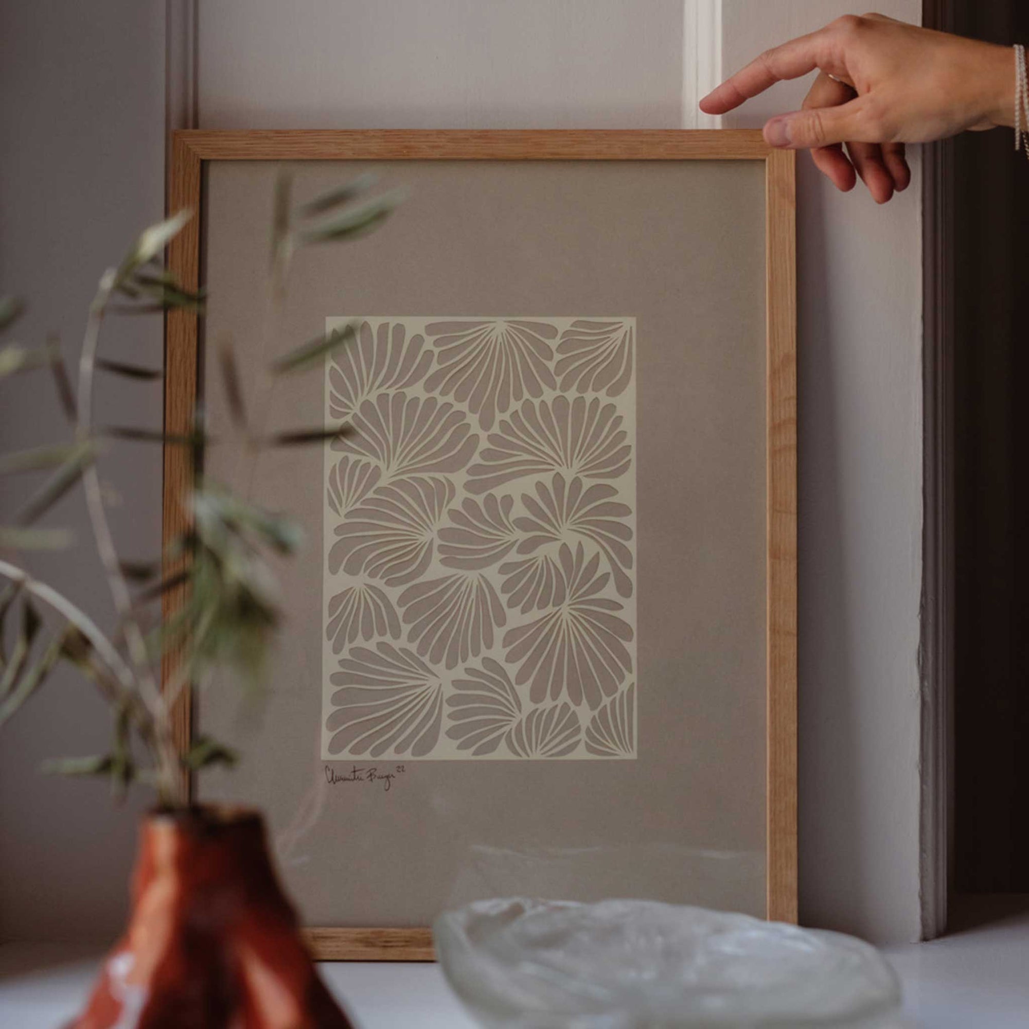 The Poster Club（ポスタークラブ）は、デンマーク・コペンハーゲンを拠点とするオンラインショップで、北欧デザインの高品質なポスターやアートプリントを専門に取り扱っています。新進気鋭の若手アーティストから世界的に活躍する作家まで、多彩なラインナップが魅力。北欧のライフスタイル、ファッション、インテリアデザインのトレンドを取り入れたミニマルで洗練された作品は、シンプルで上質な空間に自然と溶け込みます。ナチュラルインテリアや韓国風の部屋づくり、和モダンテイストにも調和し、アートを取り入れた暮らしを提案。世界中のインテリア雑誌やデザインメディアにも多数掲載されており、感度の高いユーザーからも厚い信頼を集めています。The Poster Clubは、アートプリントを通して日常に美とインスピレーションを届ける、北欧インテリア好きにおすすめのブランドです。