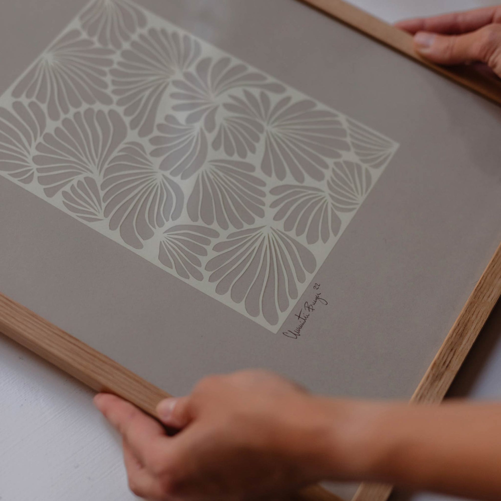 The Poster Club（ポスタークラブ）は、デンマーク・コペンハーゲンを拠点とするオンラインショップで、北欧デザインの高品質なポスターやアートプリントを専門に取り扱っています。新進気鋭の若手アーティストから世界的に活躍する作家まで、多彩なラインナップが魅力。北欧のライフスタイル、ファッション、インテリアデザインのトレンドを取り入れたミニマルで洗練された作品は、シンプルで上質な空間に自然と溶け込みます。ナチュラルインテリアや韓国風の部屋づくり、和モダンテイストにも調和し、アートを取り入れた暮らしを提案。世界中のインテリア雑誌やデザインメディアにも多数掲載されており、感度の高いユーザーからも厚い信頼を集めています。The Poster Clubは、アートプリントを通して日常に美とインスピレーションを届ける、北欧インテリア好きにおすすめのブランドです。