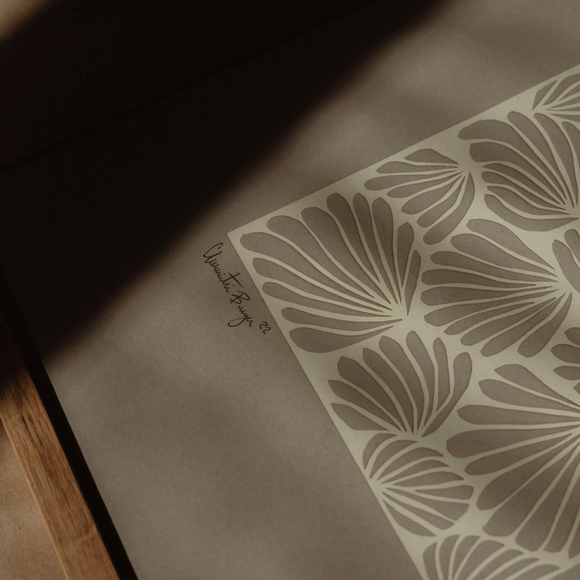 The Poster Club（ポスタークラブ）は、デンマーク・コペンハーゲンを拠点とするオンラインショップで、北欧デザインの高品質なポスターやアートプリントを専門に取り扱っています。新進気鋭の若手アーティストから世界的に活躍する作家まで、多彩なラインナップが魅力。北欧のライフスタイル、ファッション、インテリアデザインのトレンドを取り入れたミニマルで洗練された作品は、シンプルで上質な空間に自然と溶け込みます。ナチュラルインテリアや韓国風の部屋づくり、和モダンテイストにも調和し、アートを取り入れた暮らしを提案。世界中のインテリア雑誌やデザインメディアにも多数掲載されており、感度の高いユーザーからも厚い信頼を集めています。The Poster Clubは、アートプリントを通して日常に美とインスピレーションを届ける、北欧インテリア好きにおすすめのブランドです。