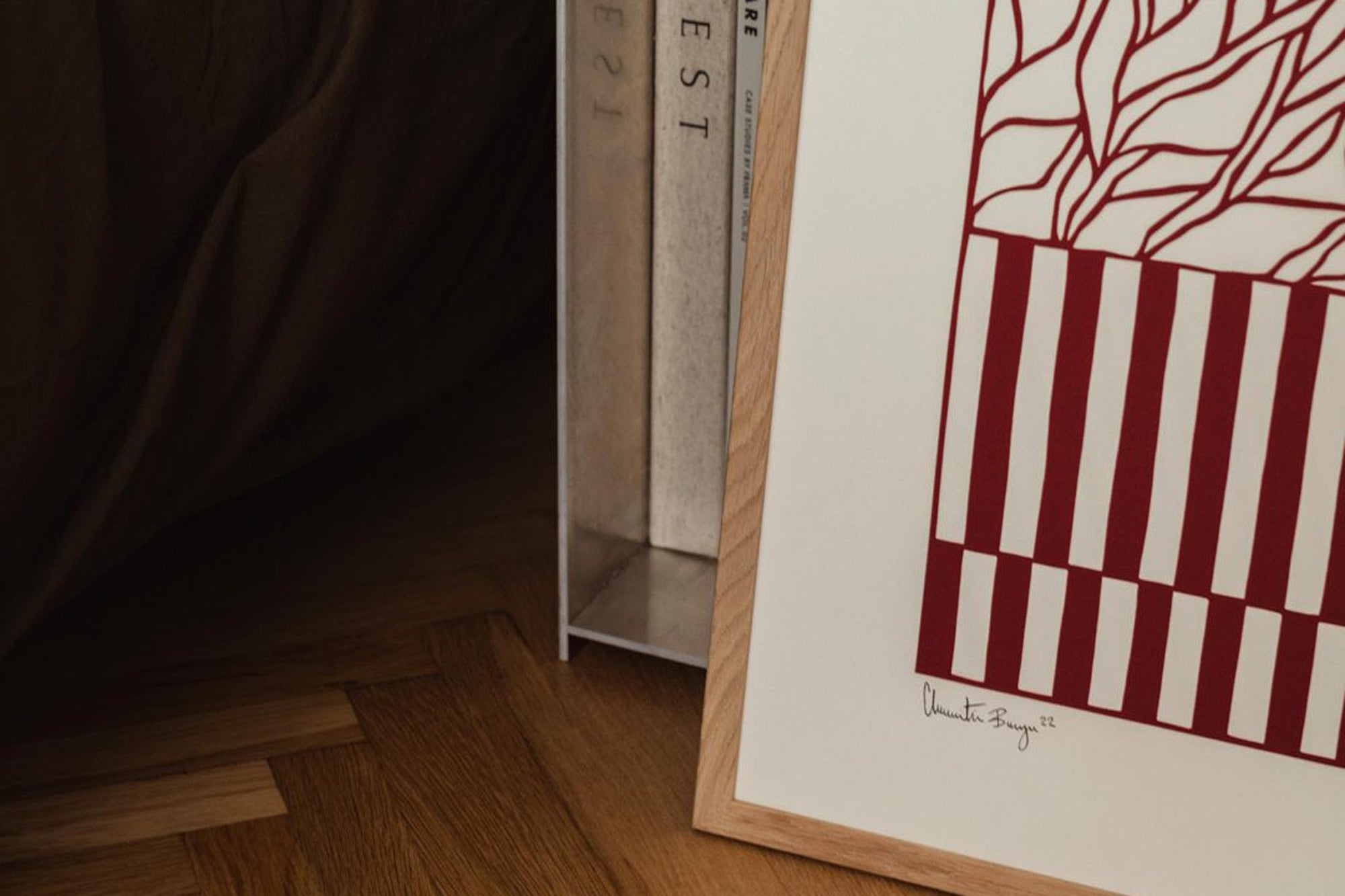 The Poster Club（ポスタークラブ）は、デンマーク・コペンハーゲンを拠点とするオンラインショップで、北欧デザインの高品質なポスターやアートプリントを専門に取り扱っています。新進気鋭の若手アーティストから世界的に活躍する作家まで、多彩なラインナップが魅力。北欧のライフスタイル、ファッション、インテリアデザインのトレンドを取り入れたミニマルで洗練された作品は、シンプルで上質な空間に自然と溶け込みます。ナチュラルインテリアや韓国風の部屋づくり、和モダンテイストにも調和し、アートを取り入れた暮らしを提案。世界中のインテリア雑誌やデザインメディアにも多数掲載されており、感度の高いユーザーからも厚い信頼を集めています。The Poster Clubは、アートプリントを通して日常に美とインスピレーションを届ける、北欧インテリア好きにおすすめのブランドです。