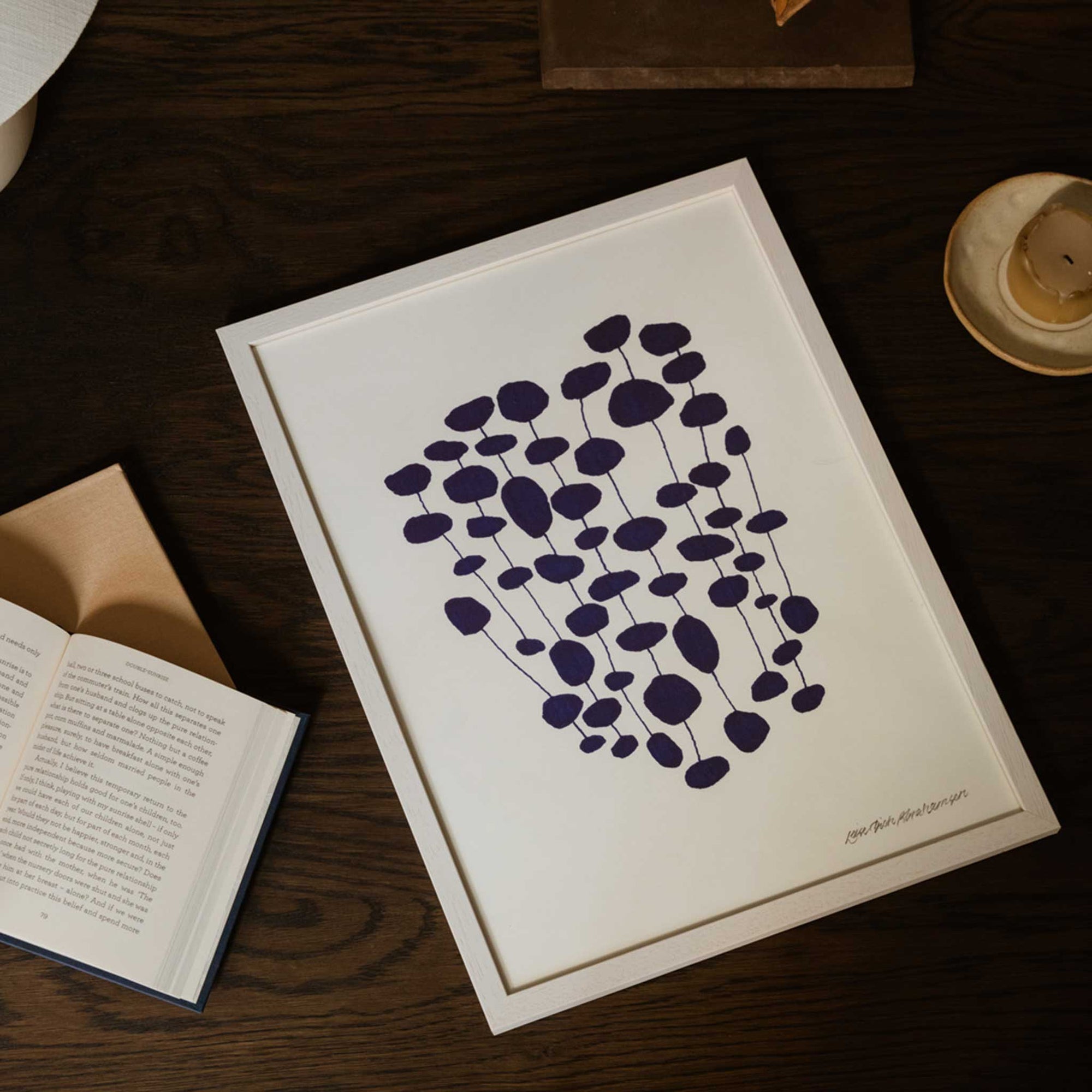 The Poster Club（ポスタークラブ）は、デンマーク・コペンハーゲンを拠点とするオンラインショップで、北欧デザインの高品質なポスターやアートプリントを専門に取り扱っています。新進気鋭の若手アーティストから世界的に活躍する作家まで、多彩なラインナップが魅力。北欧のライフスタイル、ファッション、インテリアデザインのトレンドを取り入れたミニマルで洗練された作品は、シンプルで上質な空間に自然と溶け込みます。ナチュラルインテリアや韓国風の部屋づくり、和モダンテイストにも調和し、アートを取り入れた暮らしを提案。世界中のインテリア雑誌やデザインメディアにも多数掲載されており、感度の高いユーザーからも厚い信頼を集めています。The Poster Clubは、アートプリントを通して日常に美とインスピレーションを届ける、北欧インテリア好きにおすすめのブランドです。