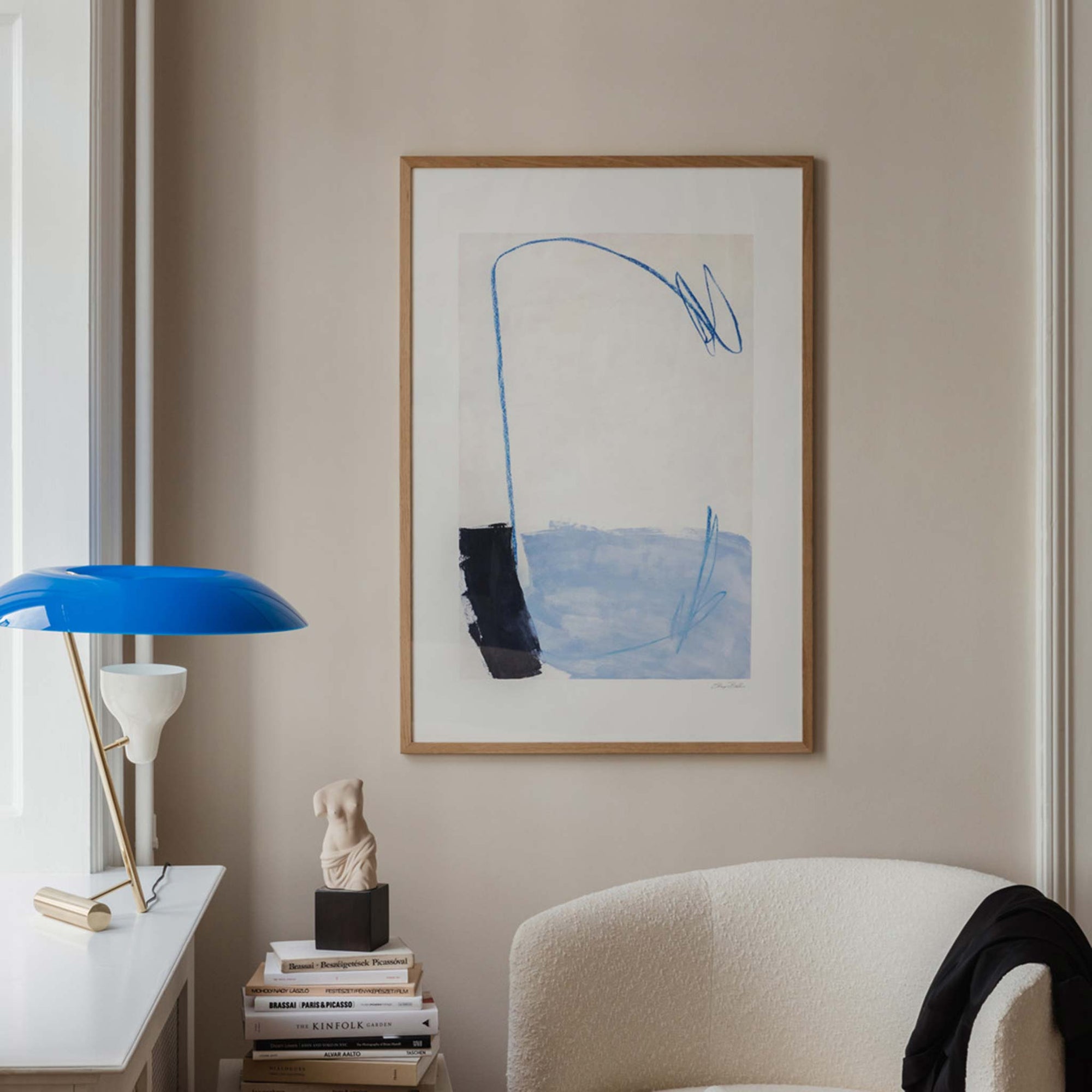 The Poster Club（ポスタークラブ）は、デンマーク・コペンハーゲンを拠点とするオンラインショップで、北欧デザインの高品質なポスターやアートプリントを専門に取り扱っています。新進気鋭の若手アーティストから世界的に活躍する作家まで、多彩なラインナップが魅力。北欧のライフスタイル、ファッション、インテリアデザインのトレンドを取り入れたミニマルで洗練された作品は、シンプルで上質な空間に自然と溶け込みます。ナチュラルインテリアや韓国風の部屋づくり、和モダンテイストにも調和し、アートを取り入れた暮らしを提案。世界中のインテリア雑誌やデザインメディアにも多数掲載されており、感度の高いユーザーからも厚い信頼を集めています。The Poster Clubは、アートプリントを通して日常に美とインスピレーションを届ける、北欧インテリア好きにおすすめのブランドです。