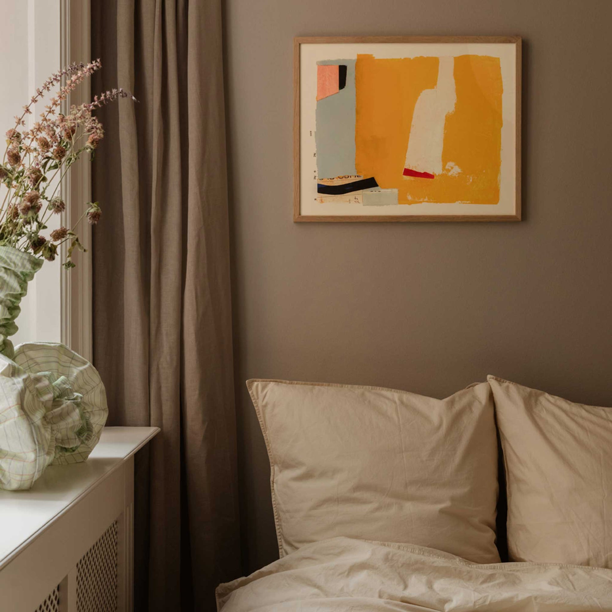 The Poster Club（ポスタークラブ）は、デンマーク・コペンハーゲンを拠点とするオンラインショップで、北欧デザインの高品質なポスターやアートプリントを専門に取り扱っています。新進気鋭の若手アーティストから世界的に活躍する作家まで、多彩なラインナップが魅力。北欧のライフスタイル、ファッション、インテリアデザインのトレンドを取り入れたミニマルで洗練された作品は、シンプルで上質な空間に自然と溶け込みます。ナチュラルインテリアや韓国風の部屋づくり、和モダンテイストにも調和し、アートを取り入れた暮らしを提案。世界中のインテリア雑誌やデザインメディアにも多数掲載されており、感度の高いユーザーからも厚い信頼を集めています。The Poster Clubは、アートプリントを通して日常に美とインスピレーションを届ける、北欧インテリア好きにおすすめのブランドです。