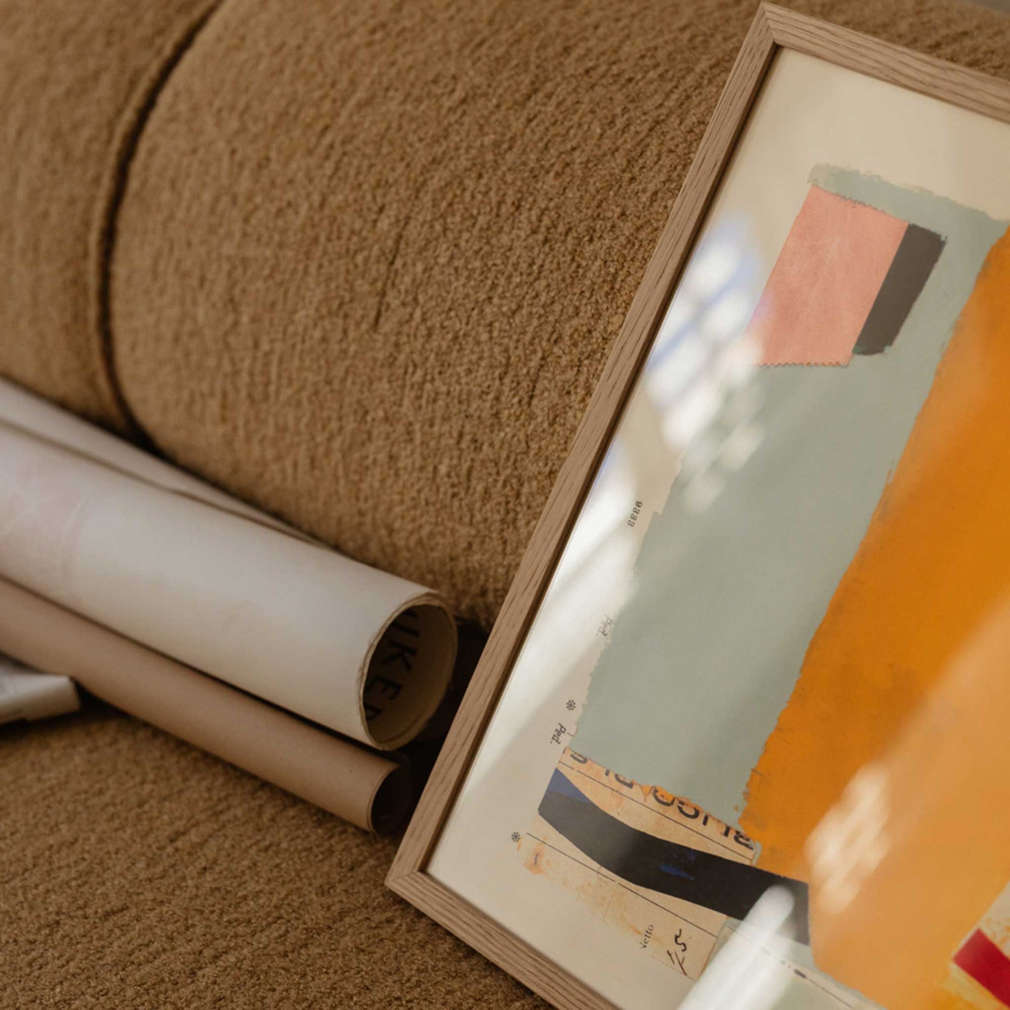 The Poster Club（ポスタークラブ）は、デンマーク・コペンハーゲンを拠点とするオンラインショップで、北欧デザインの高品質なポスターやアートプリントを専門に取り扱っています。新進気鋭の若手アーティストから世界的に活躍する作家まで、多彩なラインナップが魅力。北欧のライフスタイル、ファッション、インテリアデザインのトレンドを取り入れたミニマルで洗練された作品は、シンプルで上質な空間に自然と溶け込みます。ナチュラルインテリアや韓国風の部屋づくり、和モダンテイストにも調和し、アートを取り入れた暮らしを提案。世界中のインテリア雑誌やデザインメディアにも多数掲載されており、感度の高いユーザーからも厚い信頼を集めています。The Poster Clubは、アートプリントを通して日常に美とインスピレーションを届ける、北欧インテリア好きにおすすめのブランドです。