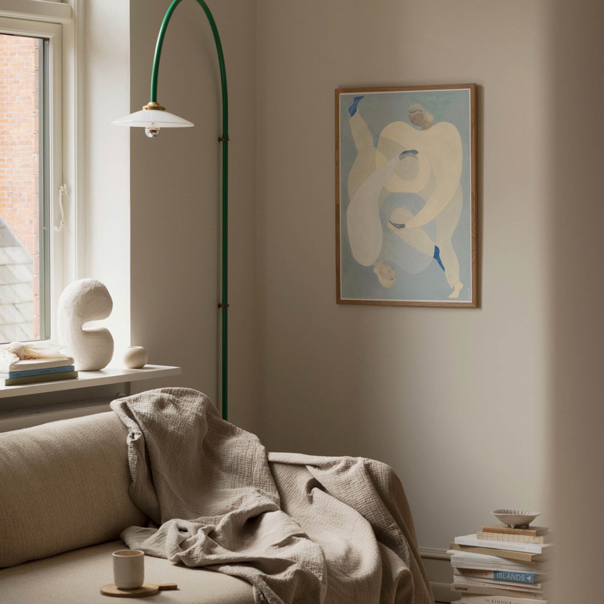 The Poster Club（ポスタークラブ）は、デンマーク・コペンハーゲンを拠点とするオンラインショップで、北欧デザインの高品質なポスターやアートプリントを専門に取り扱っています。新進気鋭の若手アーティストから世界的に活躍する作家まで、多彩なラインナップが魅力。北欧のライフスタイル、ファッション、インテリアデザインのトレンドを取り入れたミニマルで洗練された作品は、シンプルで上質な空間に自然と溶け込みます。ナチュラルインテリアや韓国風の部屋づくり、和モダンテイストにも調和し、アートを取り入れた暮らしを提案。世界中のインテリア雑誌やデザインメディアにも多数掲載されており、感度の高いユーザーからも厚い信頼を集めています。The Poster Clubは、アートプリントを通して日常に美とインスピレーションを届ける、北欧インテリア好きにおすすめのブランドです。