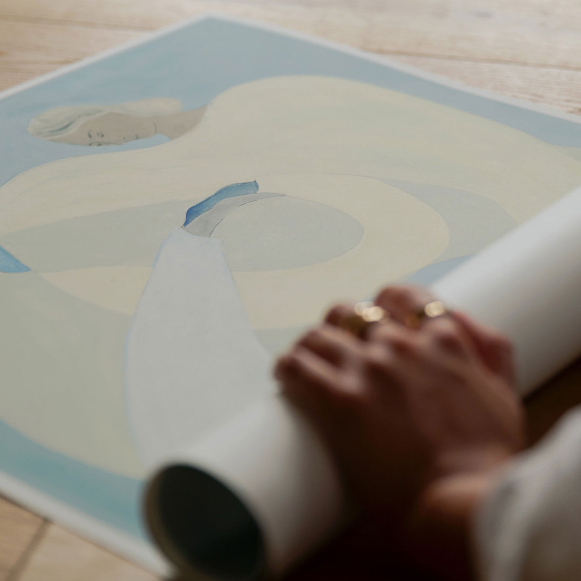 The Poster Club（ポスタークラブ）は、デンマーク・コペンハーゲンを拠点とするオンラインショップで、北欧デザインの高品質なポスターやアートプリントを専門に取り扱っています。新進気鋭の若手アーティストから世界的に活躍する作家まで、多彩なラインナップが魅力。北欧のライフスタイル、ファッション、インテリアデザインのトレンドを取り入れたミニマルで洗練された作品は、シンプルで上質な空間に自然と溶け込みます。ナチュラルインテリアや韓国風の部屋づくり、和モダンテイストにも調和し、アートを取り入れた暮らしを提案。世界中のインテリア雑誌やデザインメディアにも多数掲載されており、感度の高いユーザーからも厚い信頼を集めています。The Poster Clubは、アートプリントを通して日常に美とインスピレーションを届ける、北欧インテリア好きにおすすめのブランドです。