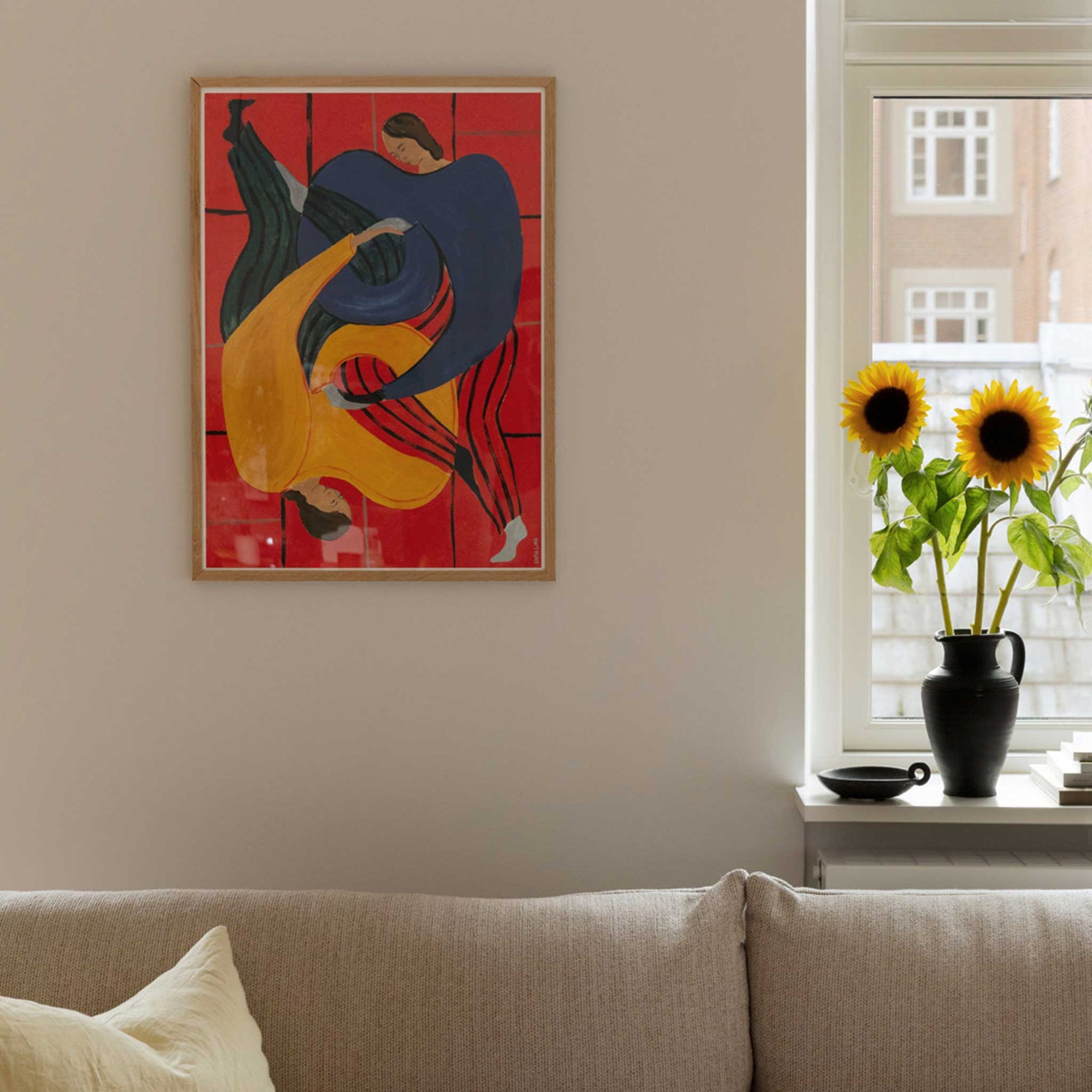 The Poster Club（ポスタークラブ）は、デンマーク・コペンハーゲンを拠点とするオンラインショップで、北欧デザインの高品質なポスターやアートプリントを専門に取り扱っています。新進気鋭の若手アーティストから世界的に活躍する作家まで、多彩なラインナップが魅力。北欧のライフスタイル、ファッション、インテリアデザインのトレンドを取り入れたミニマルで洗練された作品は、シンプルで上質な空間に自然と溶け込みます。ナチュラルインテリアや韓国風の部屋づくり、和モダンテイストにも調和し、アートを取り入れた暮らしを提案。世界中のインテリア雑誌やデザインメディアにも多数掲載されており、感度の高いユーザーからも厚い信頼を集めています。The Poster Clubは、アートプリントを通して日常に美とインスピレーションを届ける、北欧インテリア好きにおすすめのブランドです。