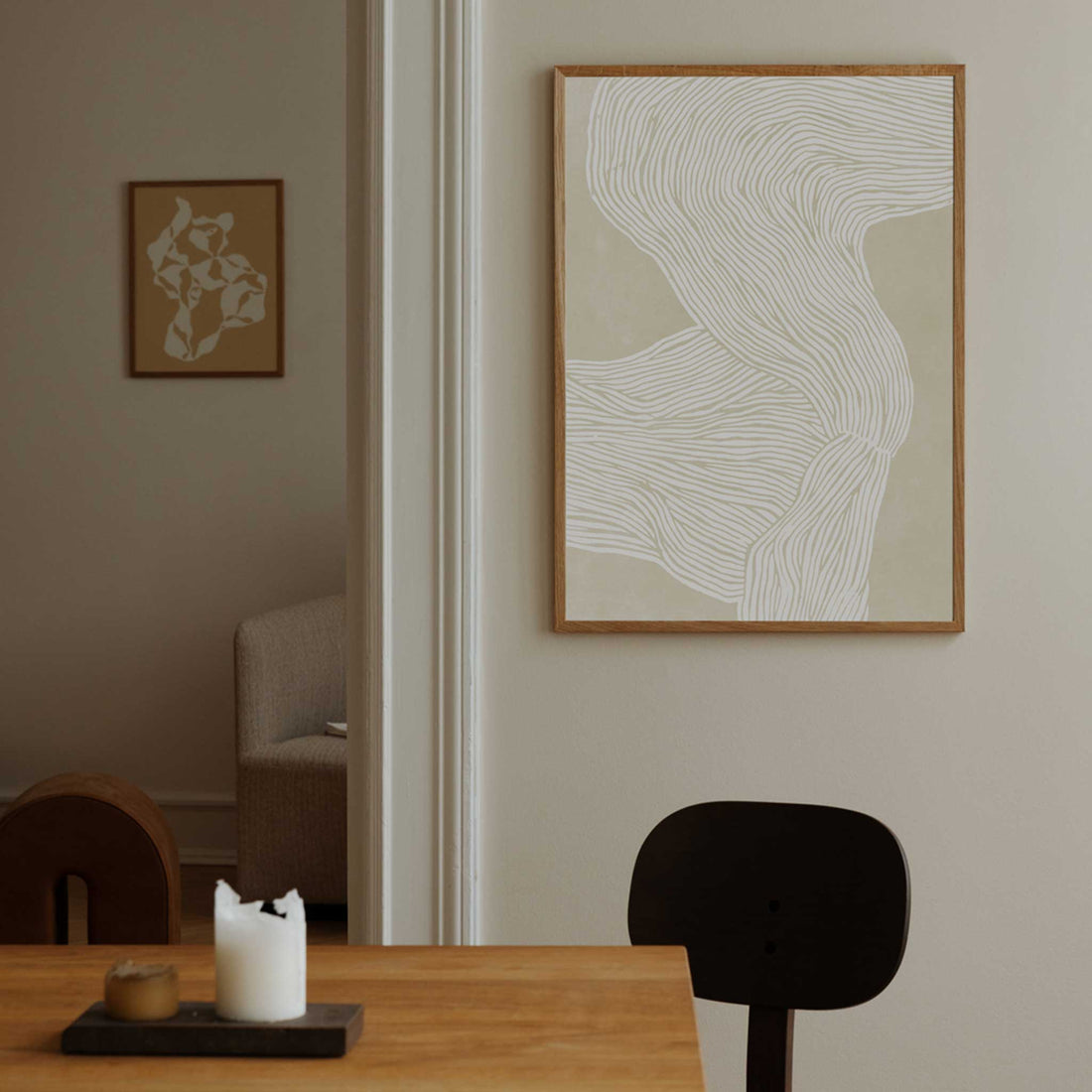 The Poster Club（ポスタークラブ）は、デンマーク・コペンハーゲンを拠点とするオンラインショップで、北欧デザインの高品質なポスターやアートプリントを専門に取り扱っています。新進気鋭の若手アーティストから世界的に活躍する作家まで、多彩なラインナップが魅力。北欧のライフスタイル、ファッション、インテリアデザインのトレンドを取り入れたミニマルで洗練された作品は、シンプルで上質な空間に自然と溶け込みます。ナチュラルインテリアや韓国風の部屋づくり、和モダンテイストにも調和し、アートを取り入れた暮らしを提案。世界中のインテリア雑誌やデザインメディアにも多数掲載されており、感度の高いユーザーからも厚い信頼を集めています。The Poster Clubは、アートプリントを通して日常に美とインスピレーションを届ける、北欧インテリア好きにおすすめのブランドです。