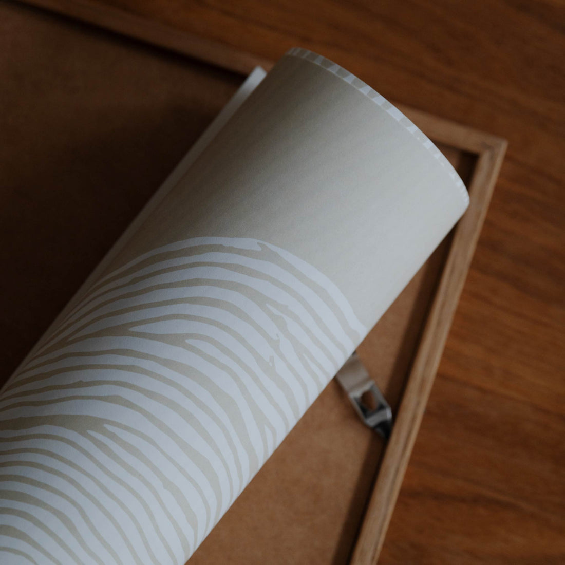 The Poster Club（ポスタークラブ）は、デンマーク・コペンハーゲンを拠点とするオンラインショップで、北欧デザインの高品質なポスターやアートプリントを専門に取り扱っています。新進気鋭の若手アーティストから世界的に活躍する作家まで、多彩なラインナップが魅力。北欧のライフスタイル、ファッション、インテリアデザインのトレンドを取り入れたミニマルで洗練された作品は、シンプルで上質な空間に自然と溶け込みます。ナチュラルインテリアや韓国風の部屋づくり、和モダンテイストにも調和し、アートを取り入れた暮らしを提案。世界中のインテリア雑誌やデザインメディアにも多数掲載されており、感度の高いユーザーからも厚い信頼を集めています。The Poster Clubは、アートプリントを通して日常に美とインスピレーションを届ける、北欧インテリア好きにおすすめのブランドです。