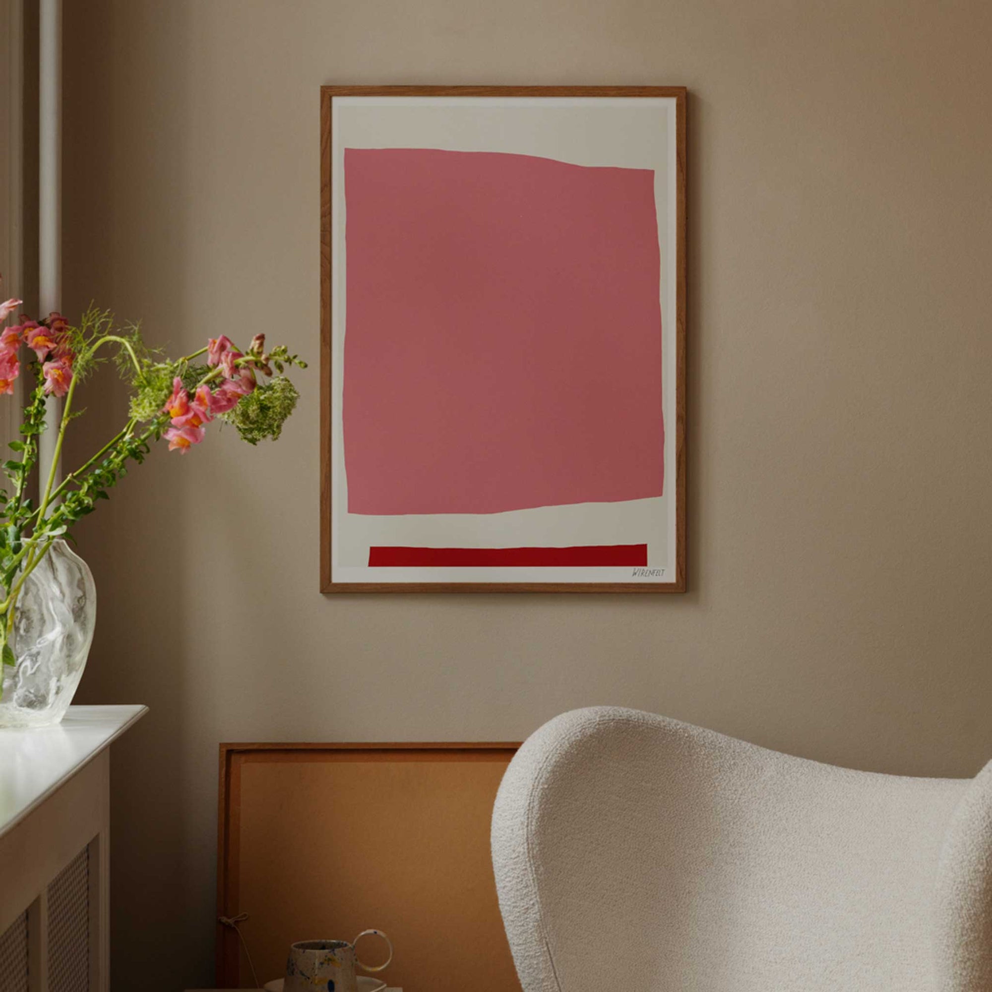 The Poster Club（ポスタークラブ）は、デンマーク・コペンハーゲンを拠点とするオンラインショップで、北欧デザインの高品質なポスターやアートプリントを専門に取り扱っています。新進気鋭の若手アーティストから世界的に活躍する作家まで、多彩なラインナップが魅力。北欧のライフスタイル、ファッション、インテリアデザインのトレンドを取り入れたミニマルで洗練された作品は、シンプルで上質な空間に自然と溶け込みます。ナチュラルインテリアや韓国風の部屋づくり、和モダンテイストにも調和し、アートを取り入れた暮らしを提案。世界中のインテリア雑誌やデザインメディアにも多数掲載されており、感度の高いユーザーからも厚い信頼を集めています。The Poster Clubは、アートプリントを通して日常に美とインスピレーションを届ける、北欧インテリア好きにおすすめのブランドです。