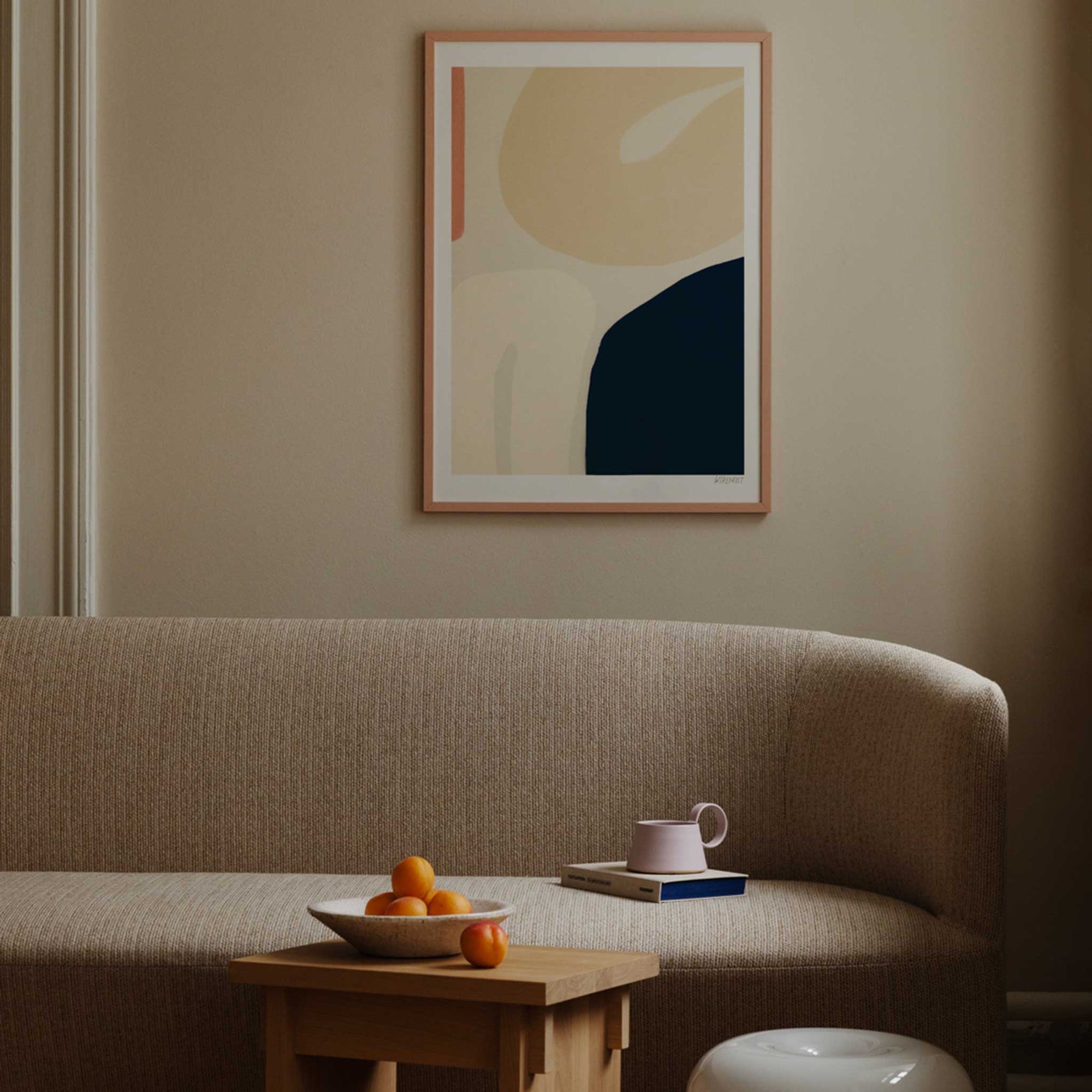 The Poster Club（ポスタークラブ）は、デンマーク・コペンハーゲンを拠点とするオンラインショップで、北欧デザインの高品質なポスターやアートプリントを専門に取り扱っています。新進気鋭の若手アーティストから世界的に活躍する作家まで、多彩なラインナップが魅力。北欧のライフスタイル、ファッション、インテリアデザインのトレンドを取り入れたミニマルで洗練された作品は、シンプルで上質な空間に自然と溶け込みます。ナチュラルインテリアや韓国風の部屋づくり、和モダンテイストにも調和し、アートを取り入れた暮らしを提案。世界中のインテリア雑誌やデザインメディアにも多数掲載されており、感度の高いユーザーからも厚い信頼を集めています。The Poster Clubは、アートプリントを通して日常に美とインスピレーションを届ける、北欧インテリア好きにおすすめのブランドです。