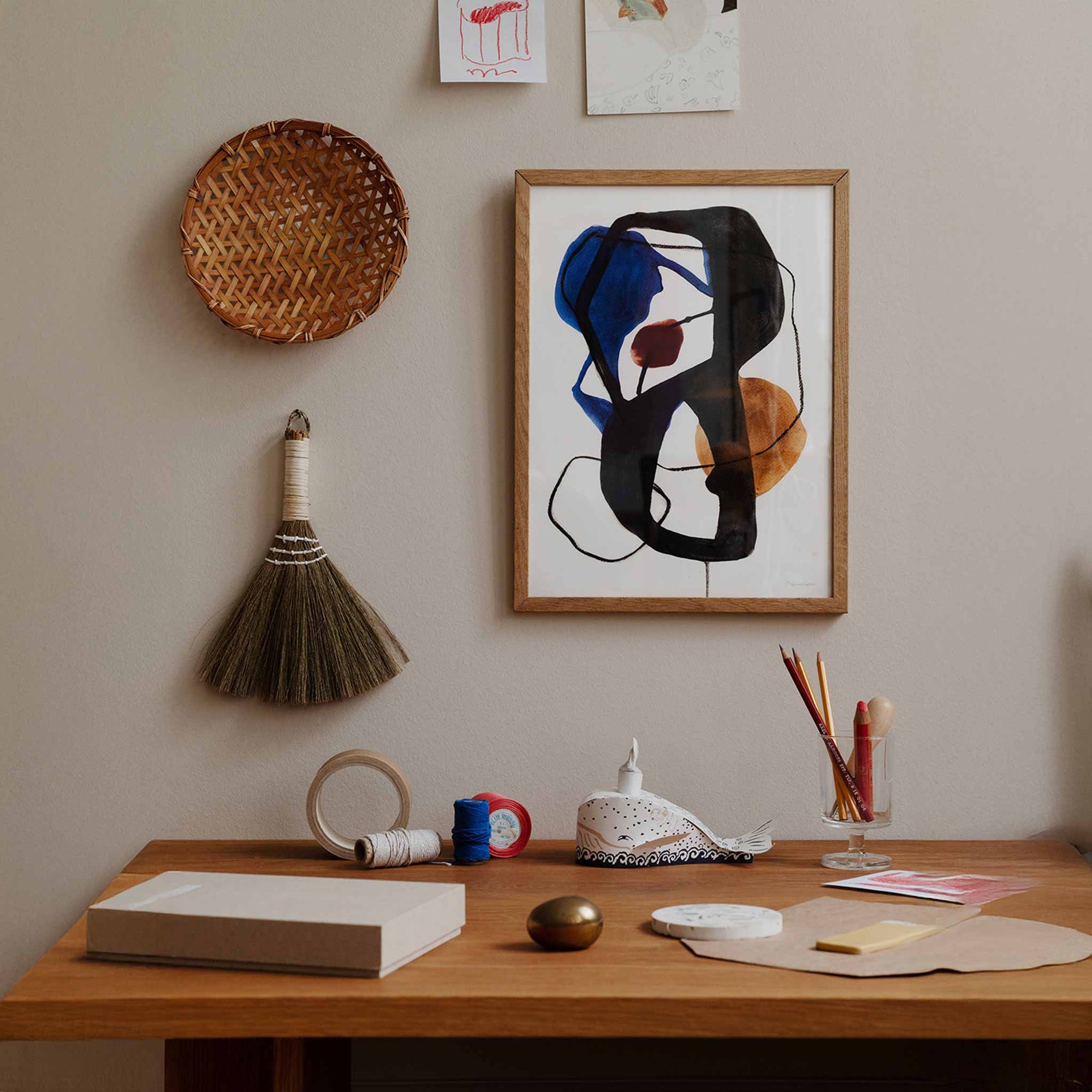 The Poster Club（ポスタークラブ）は、デンマーク・コペンハーゲンを拠点とするオンラインショップで、北欧デザインの高品質なポスターやアートプリントを専門に取り扱っています。新進気鋭の若手アーティストから世界的に活躍する作家まで、多彩なラインナップが魅力。北欧のライフスタイル、ファッション、インテリアデザインのトレンドを取り入れたミニマルで洗練された作品は、シンプルで上質な空間に自然と溶け込みます。ナチュラルインテリアや韓国風の部屋づくり、和モダンテイストにも調和し、アートを取り入れた暮らしを提案。世界中のインテリア雑誌やデザインメディアにも多数掲載されており、感度の高いユーザーからも厚い信頼を集めています。The Poster Clubは、アートプリントを通して日常に美とインスピレーションを届ける、北欧インテリア好きにおすすめのブランドです。